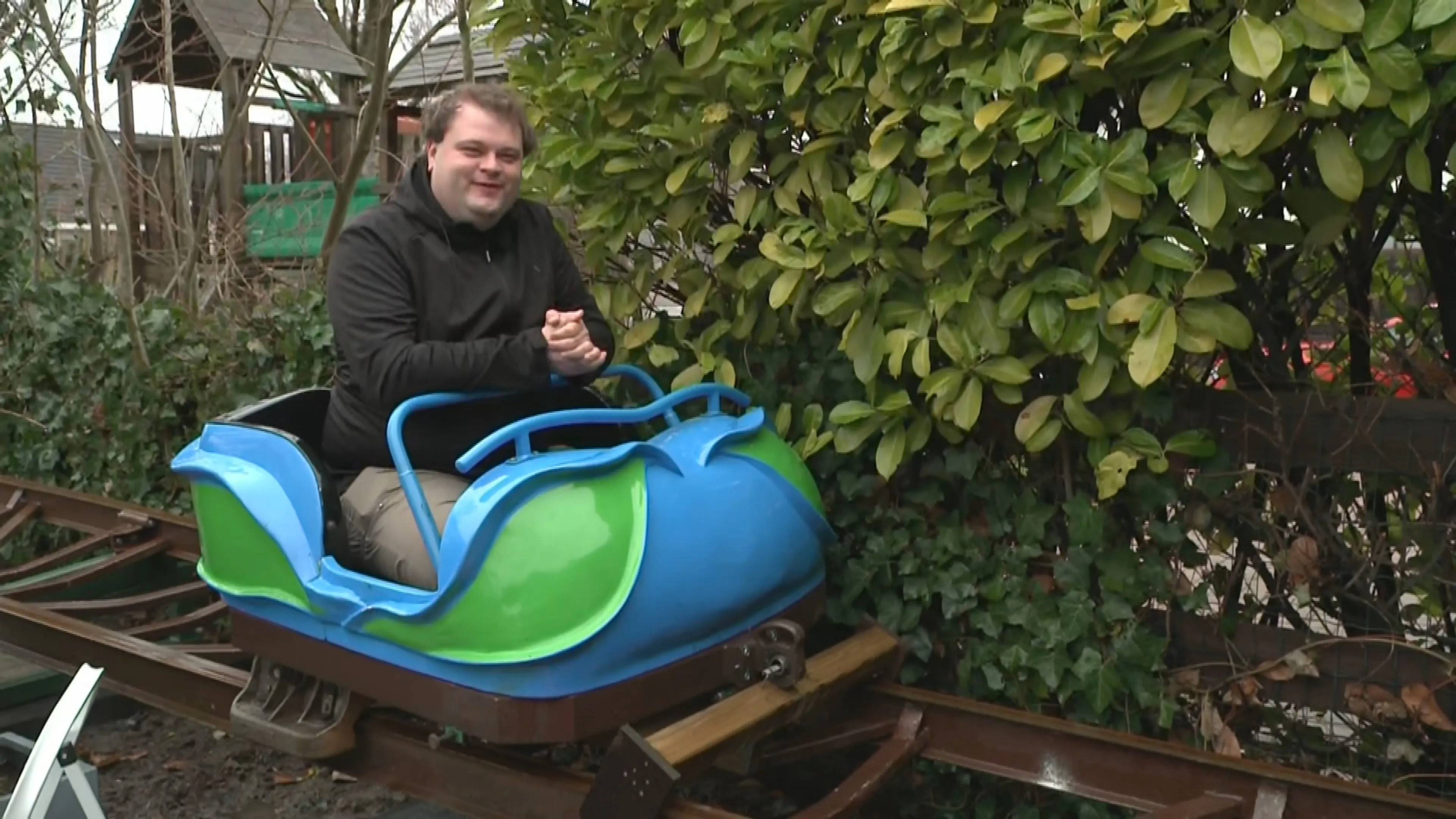 Simon heeft Kikkerachtbaan uit Duinrell in voortuin: 'Droom komt uit'