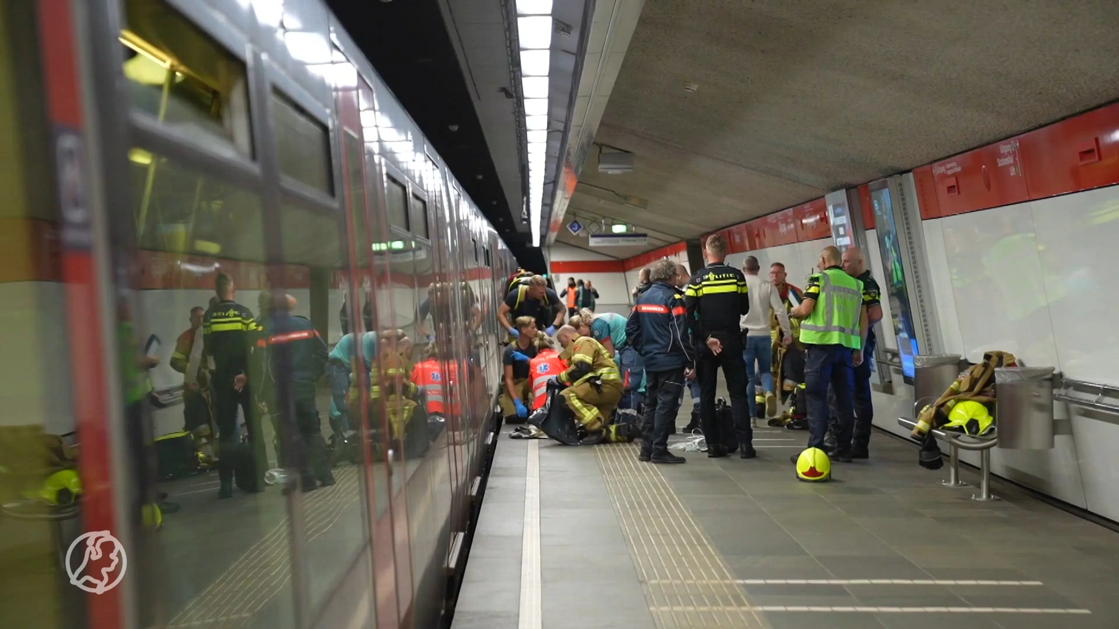 Man zit vast met been tussen metro en perron in Rotterdam