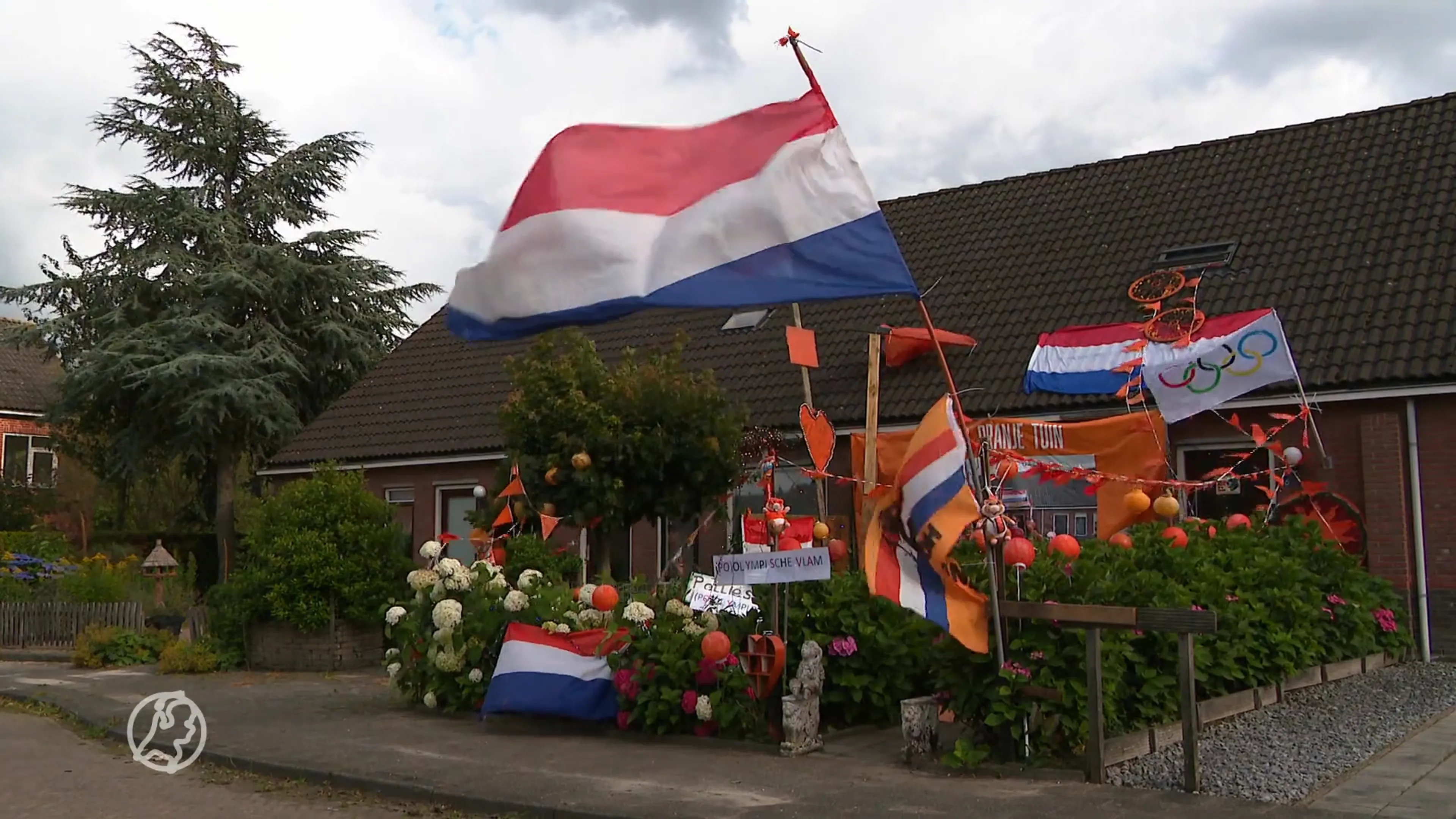 De Oranjetuin van Rinse fleurt Friese straat op: 'Zelfs mijn scooter is oranje' 