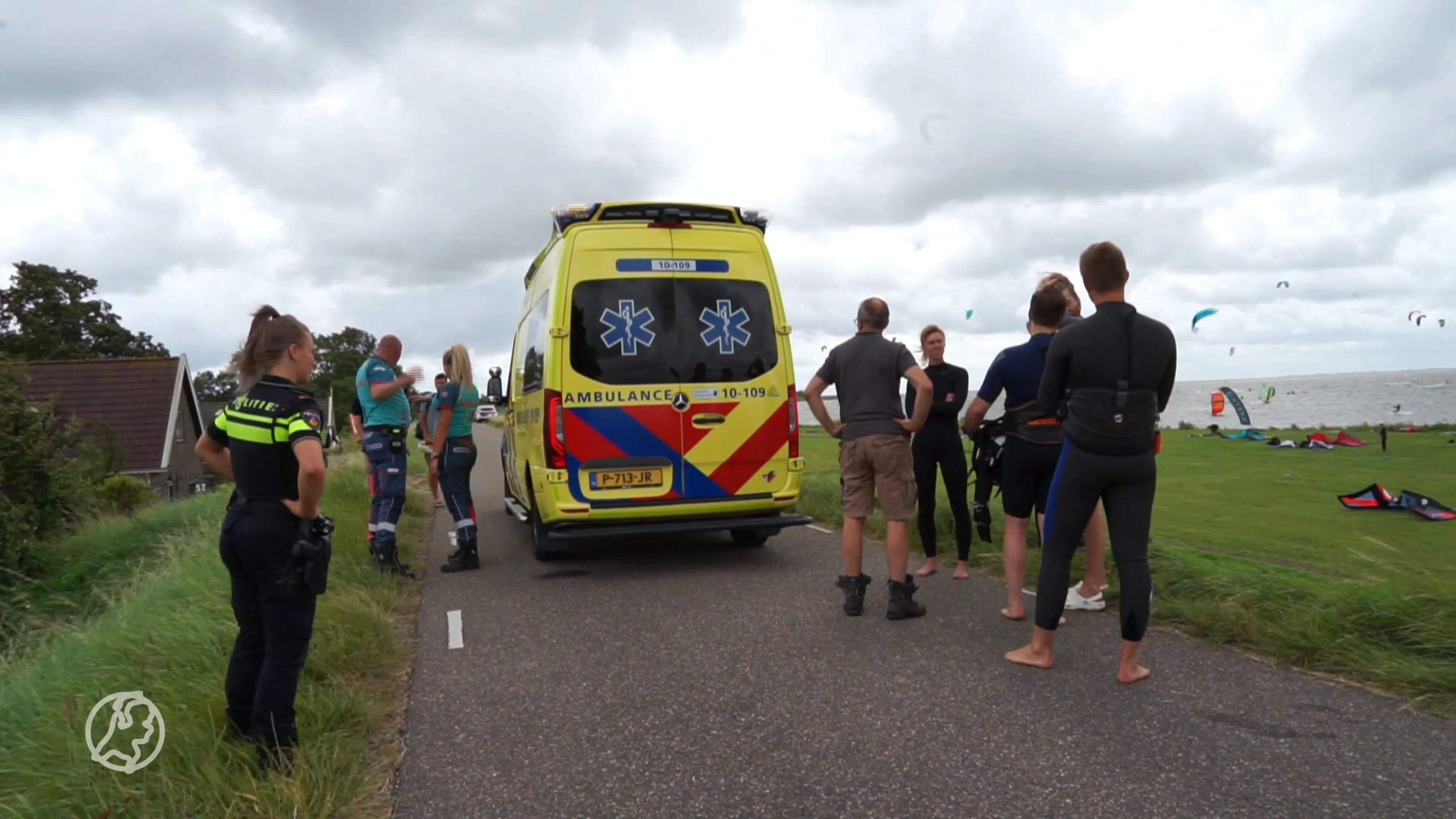 Kitesurfer botst na vlucht over land tegen schuur en raakt gewond