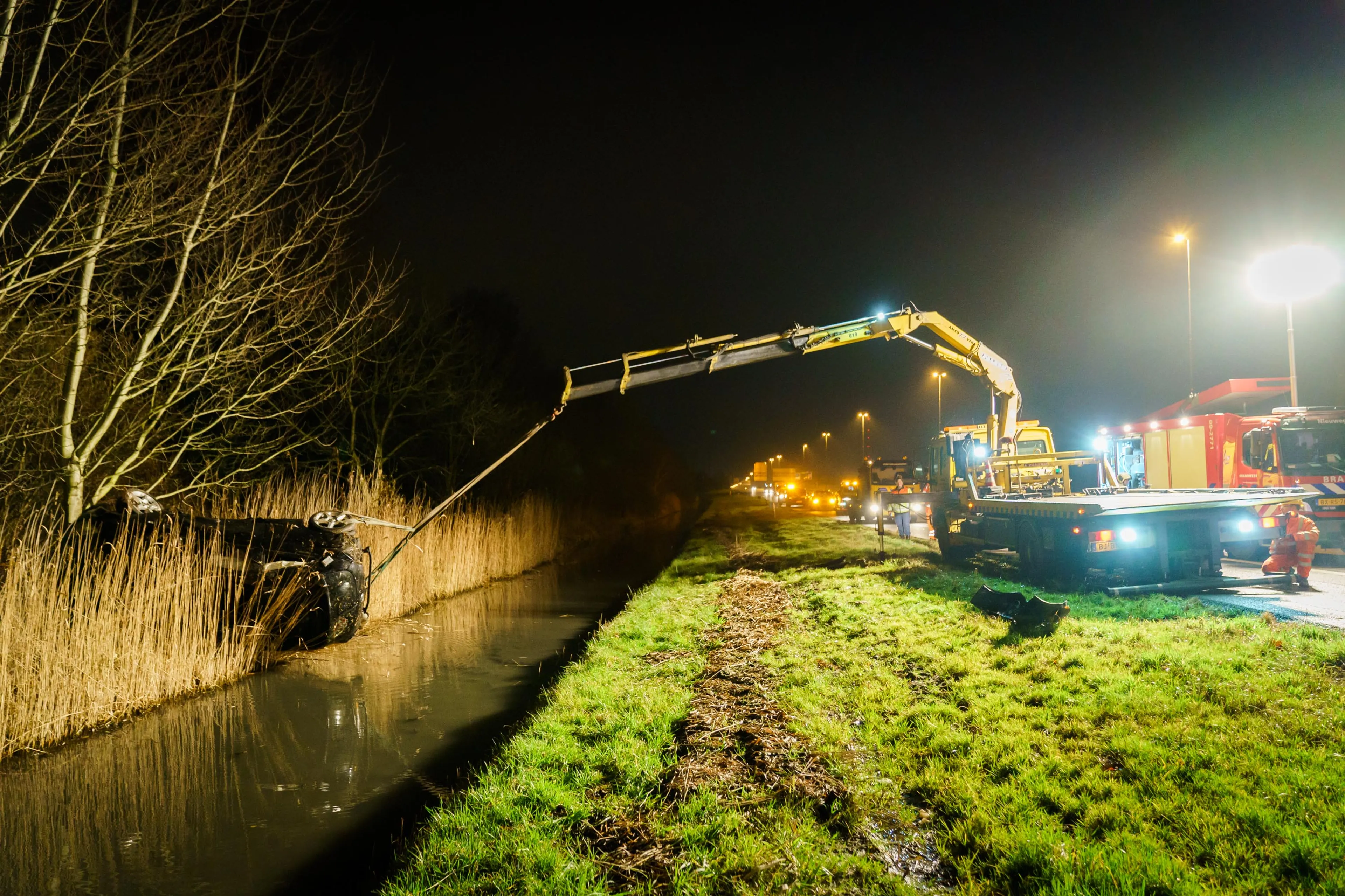 Auto vliegt over sloot bij bizar ongeluk A2 Nieuwegein