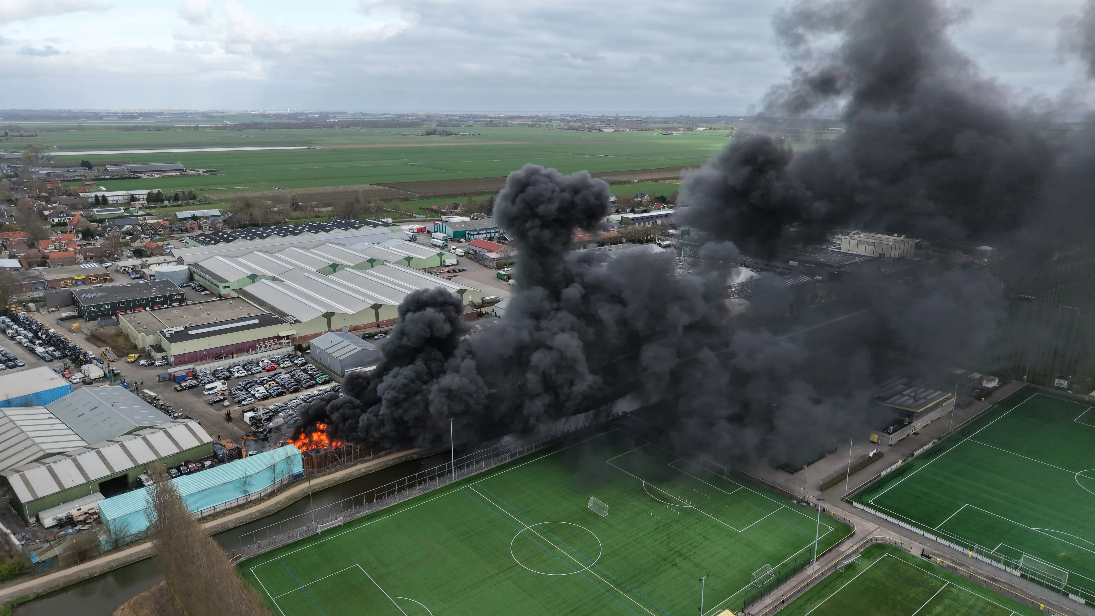 Grote brand in Blokker onder controle, NL-alert ingetrokken