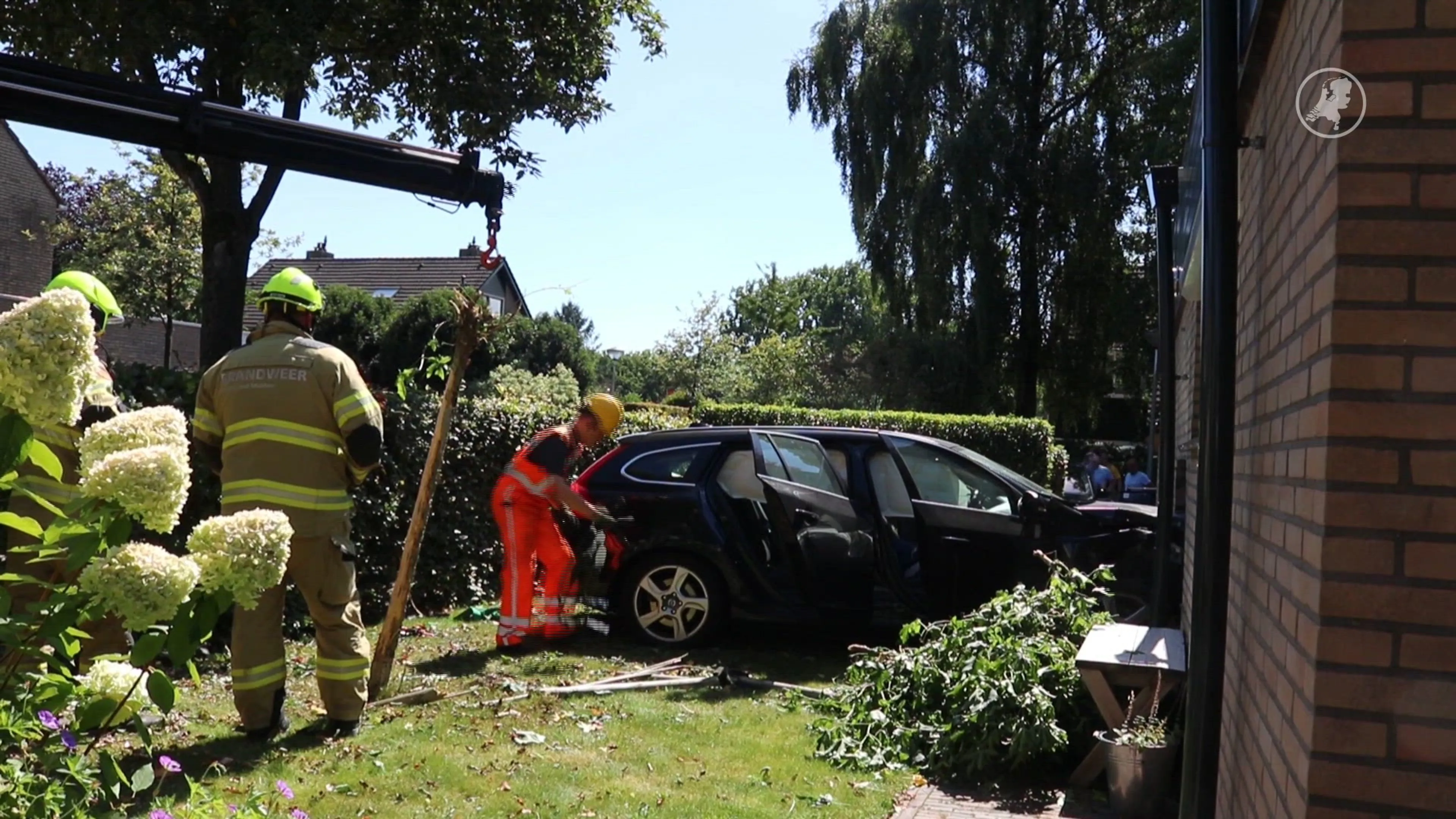 Auto rijdt door muur in Bennekom, grote ravage