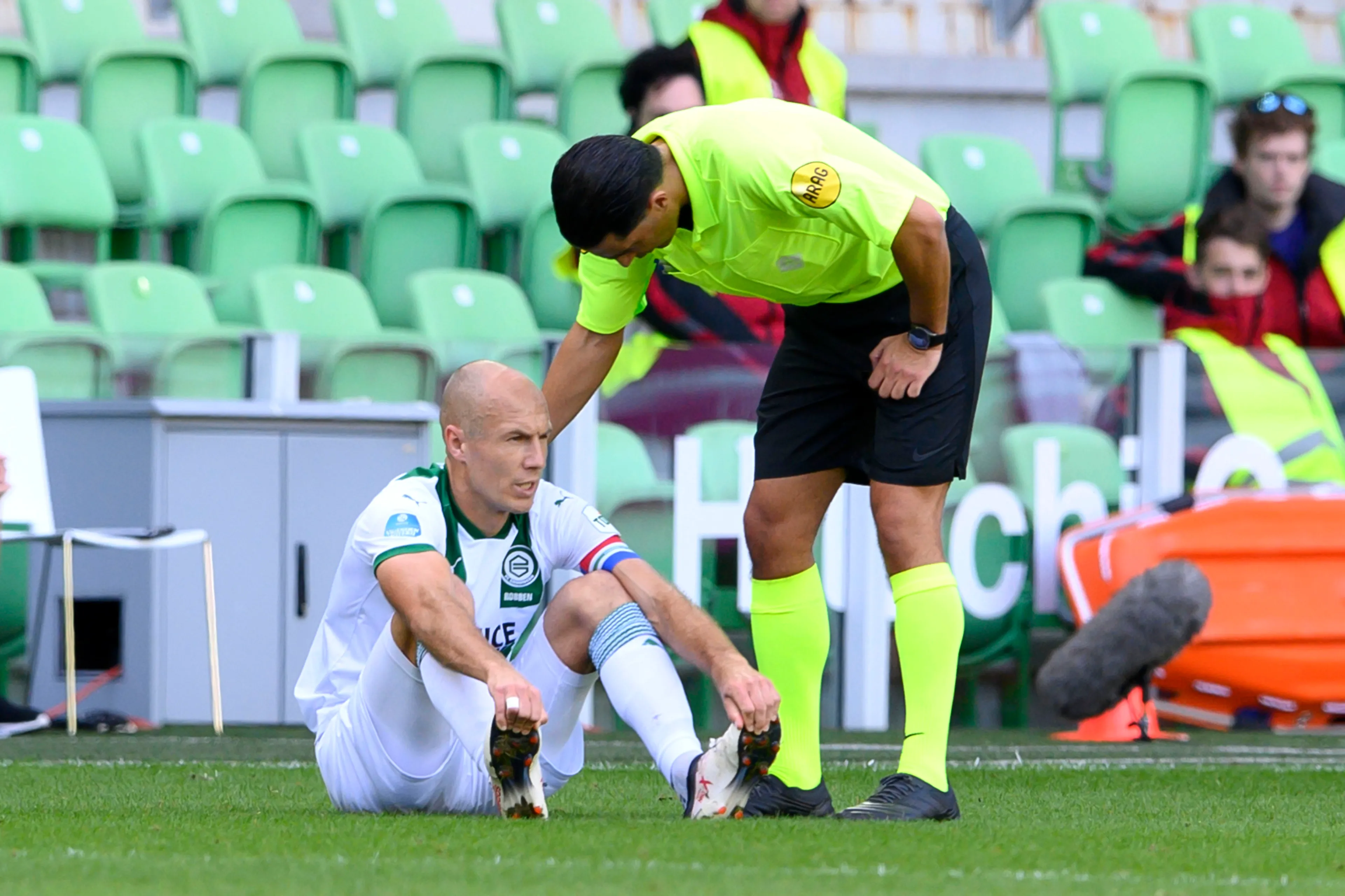 Arjen Robben kan niet lang genieten van rentree en valt geblesseerd uit