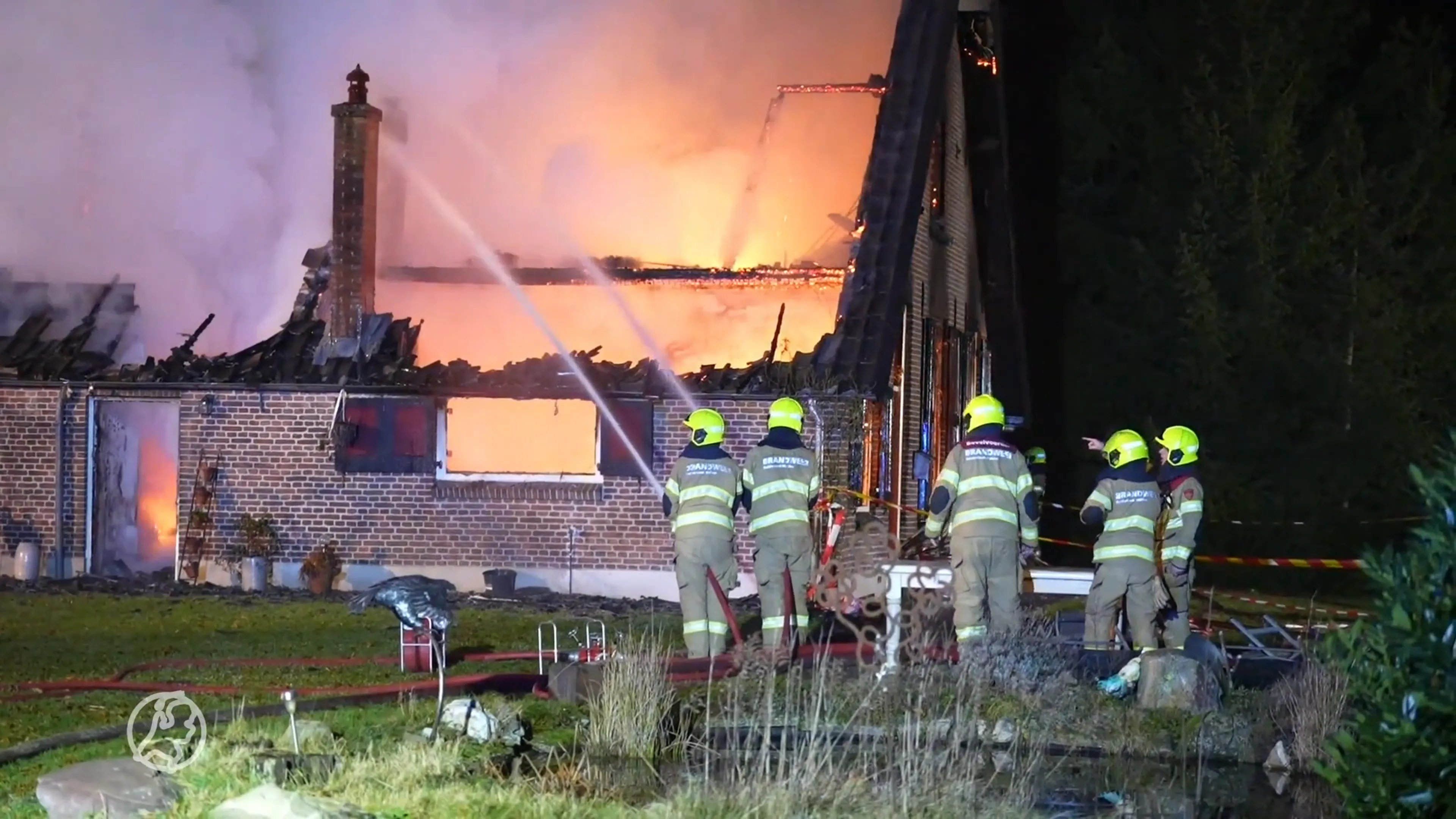 Grote brand verwoest woning in Arnhem, bewoners ontsnappen aan vuurzee
