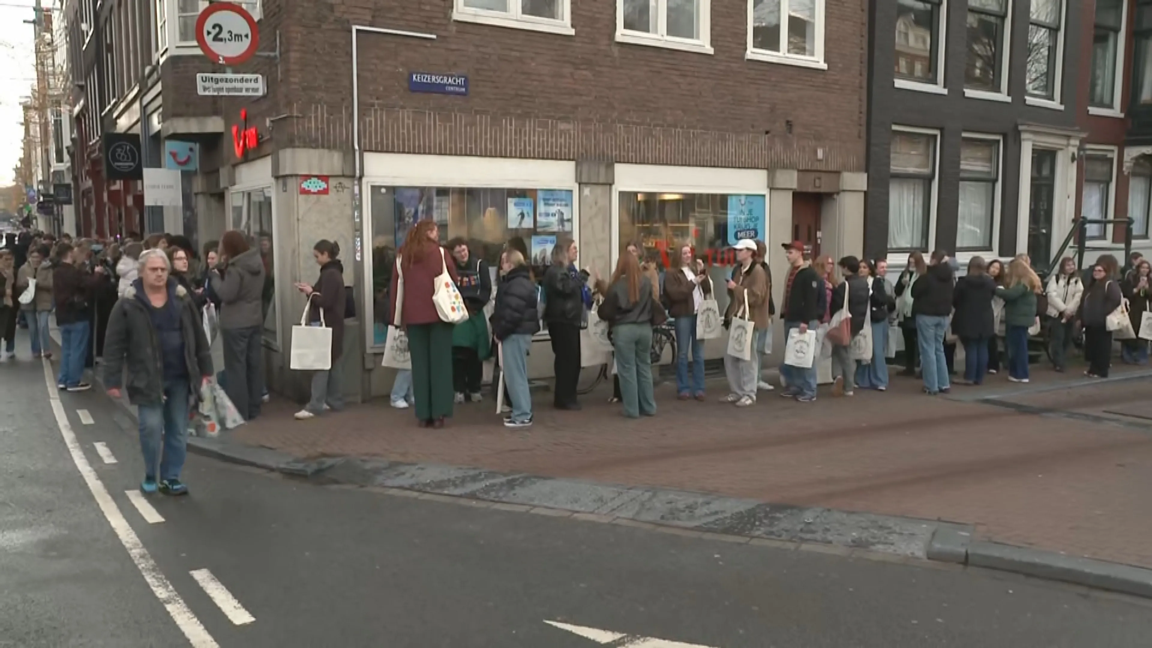 Lange rij voor platenzaak Amsterdam voor geheime luistersessie Harry Styles