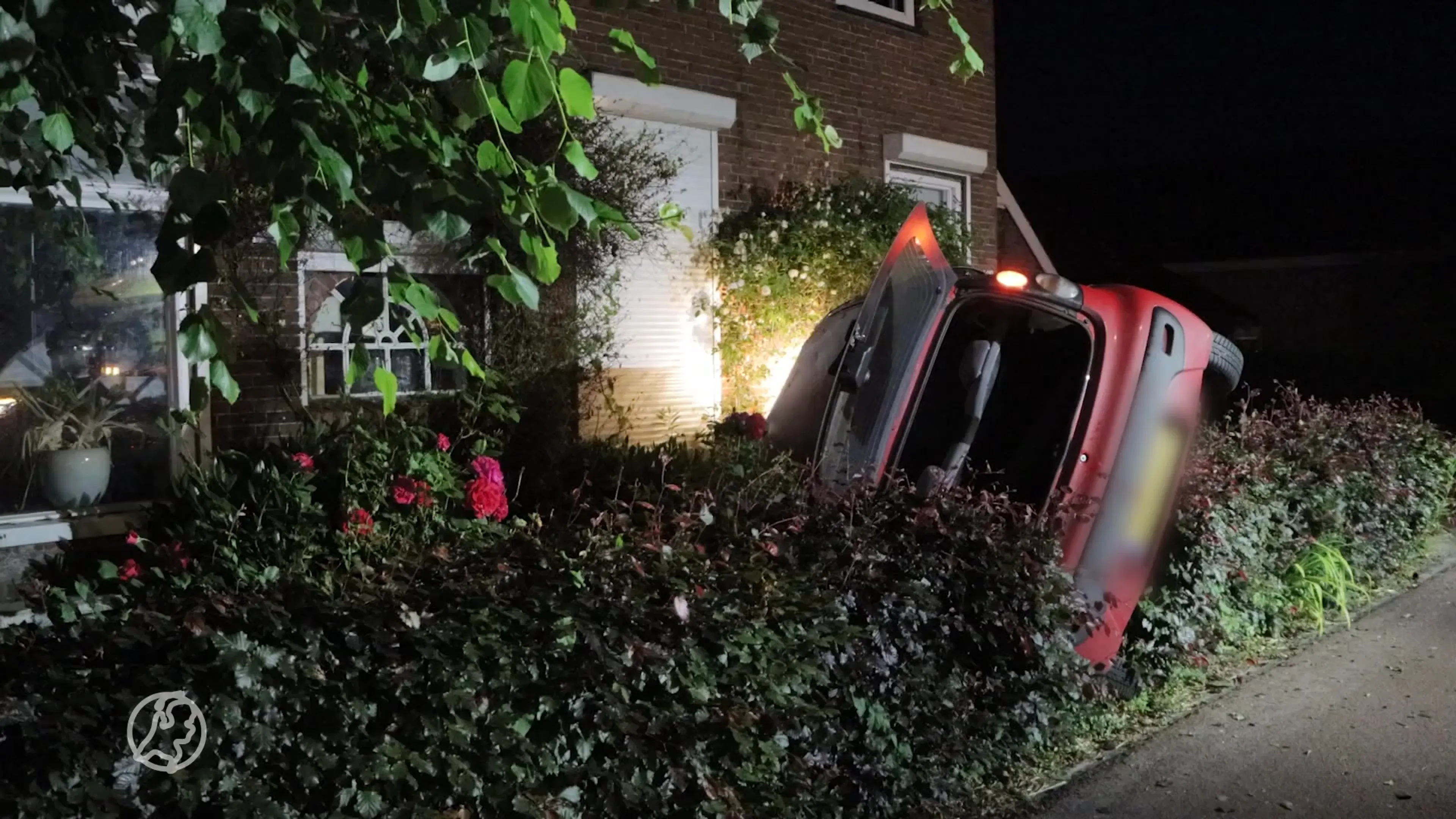 Auto slaat over de kop en belandt in voortuin Veendam, enkele centimeters voor huis