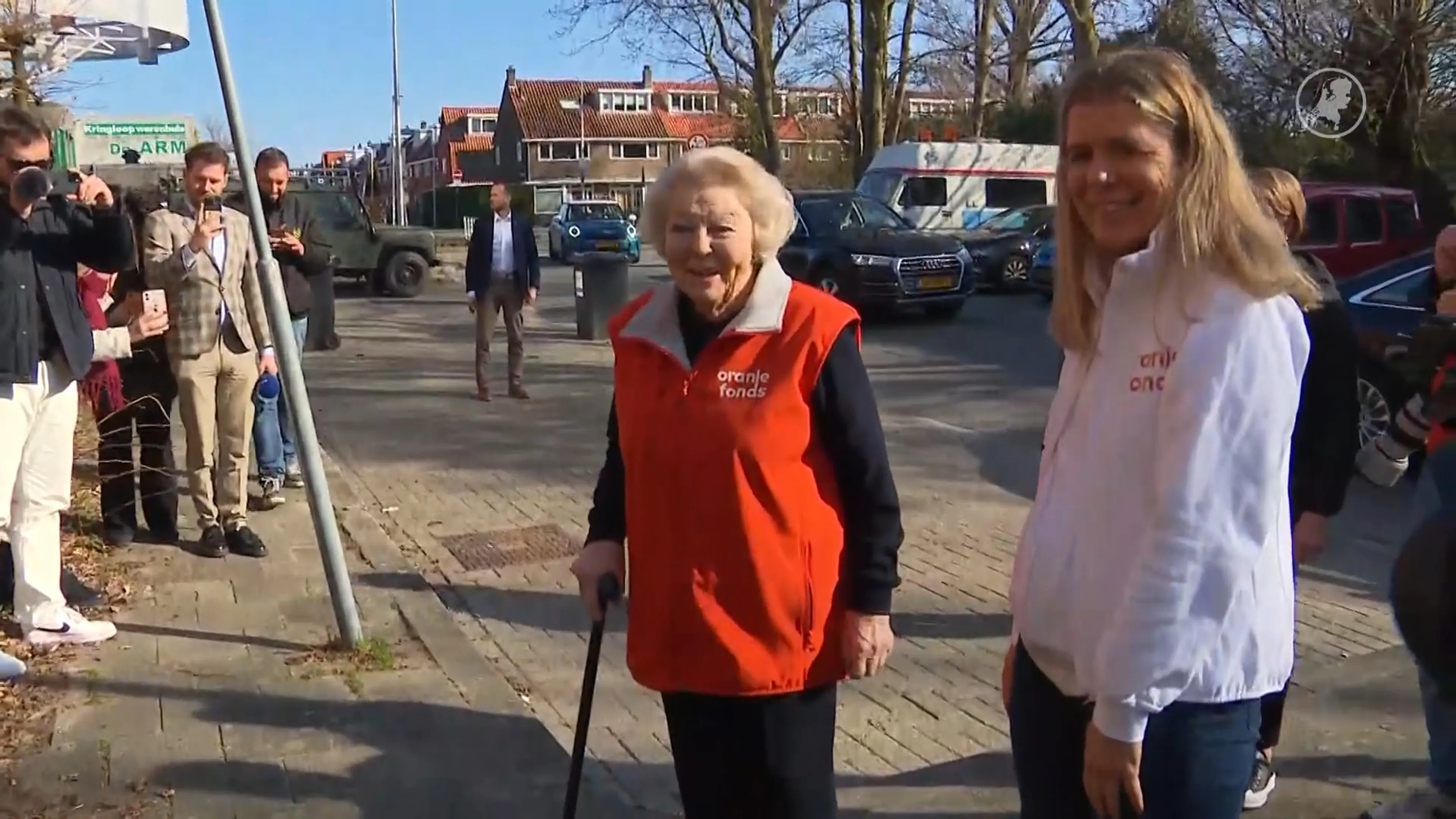 Prinses Beatrix doet klusjes voor NLdoet in Utrecht