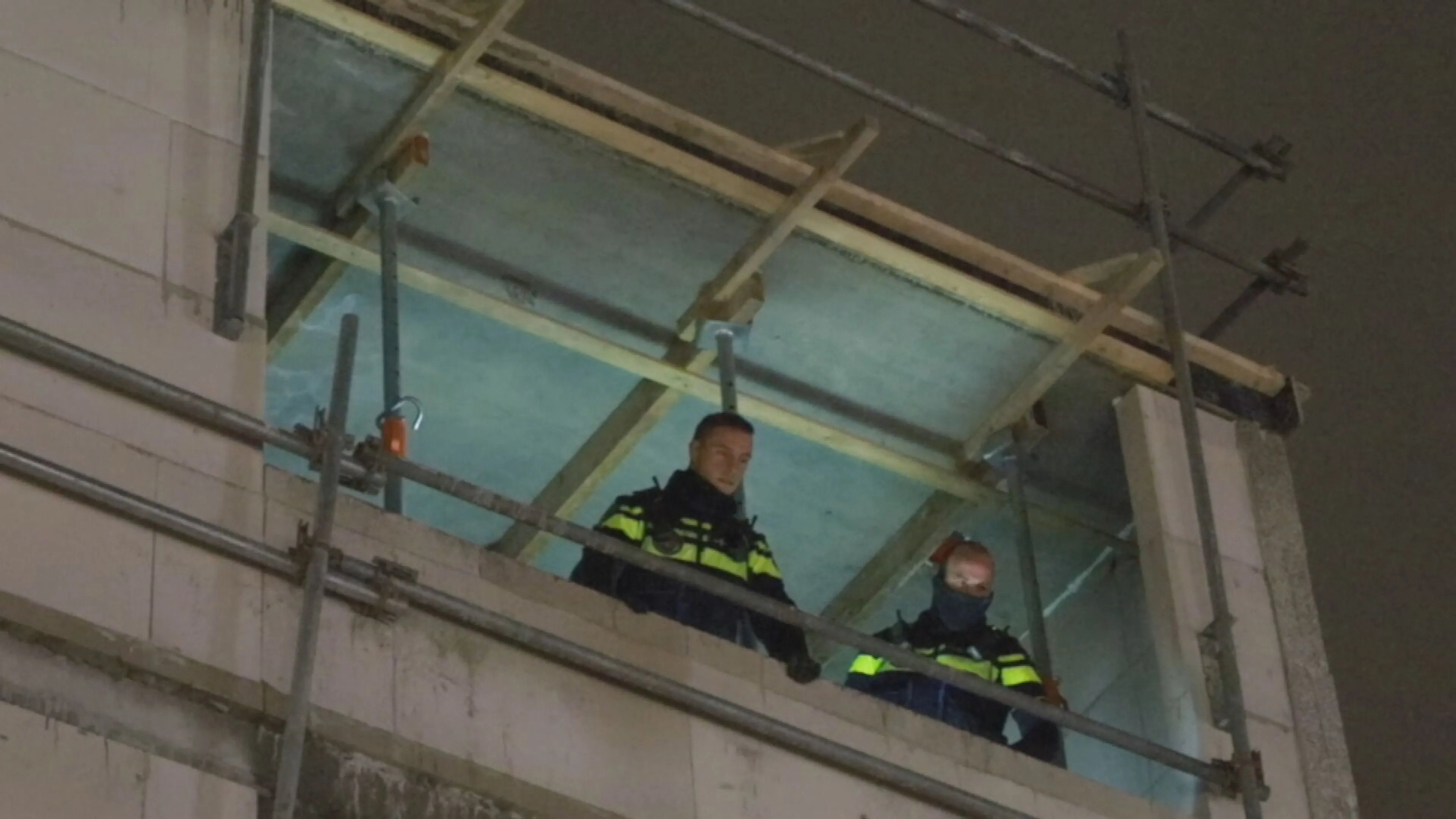 Brandweer redt agenten en inbreker uit pand in aanbouw