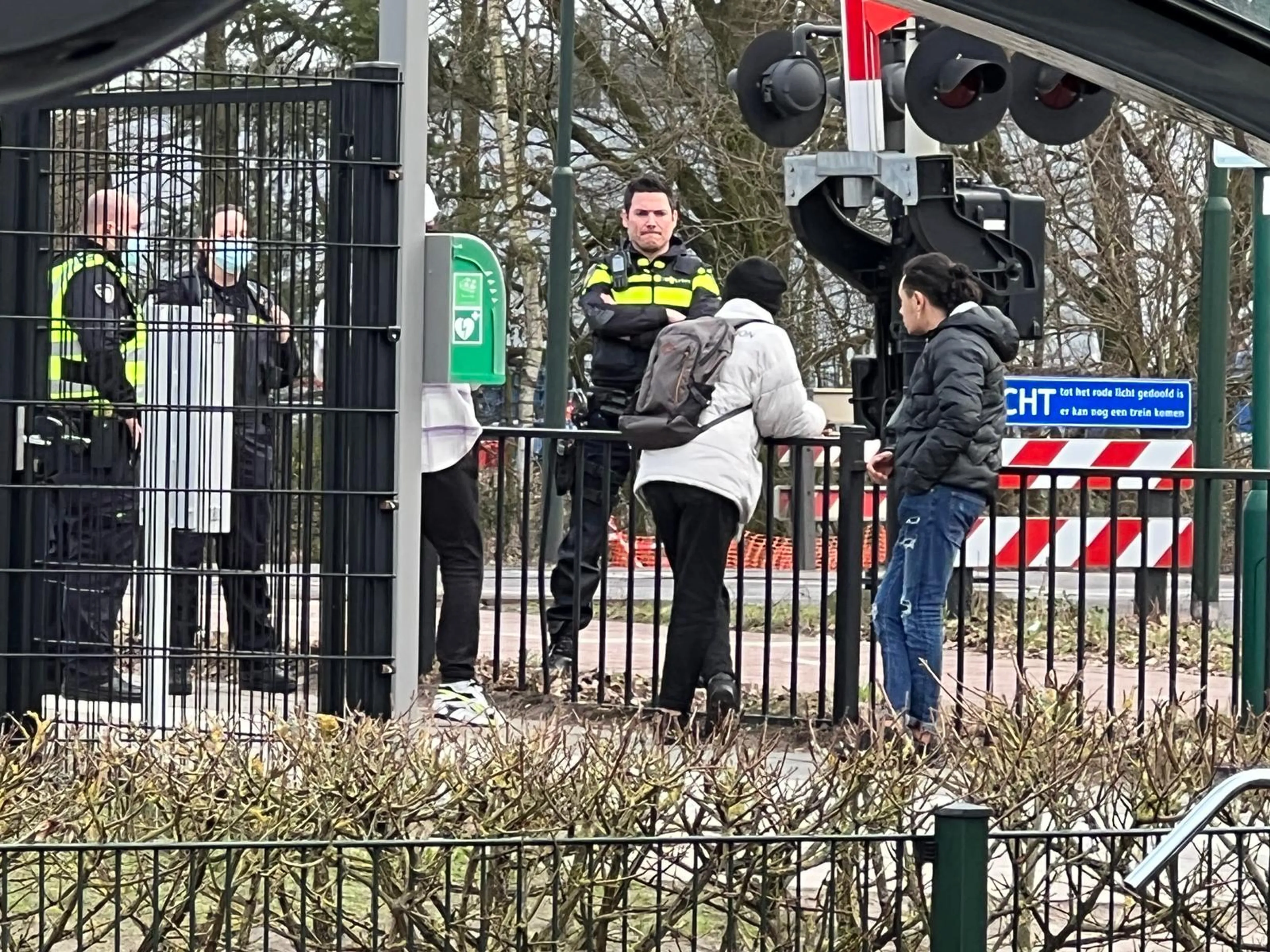 Wildwesttaferelen in Budel: bewoners en ondernemers zijn overlast azc spuugzat
