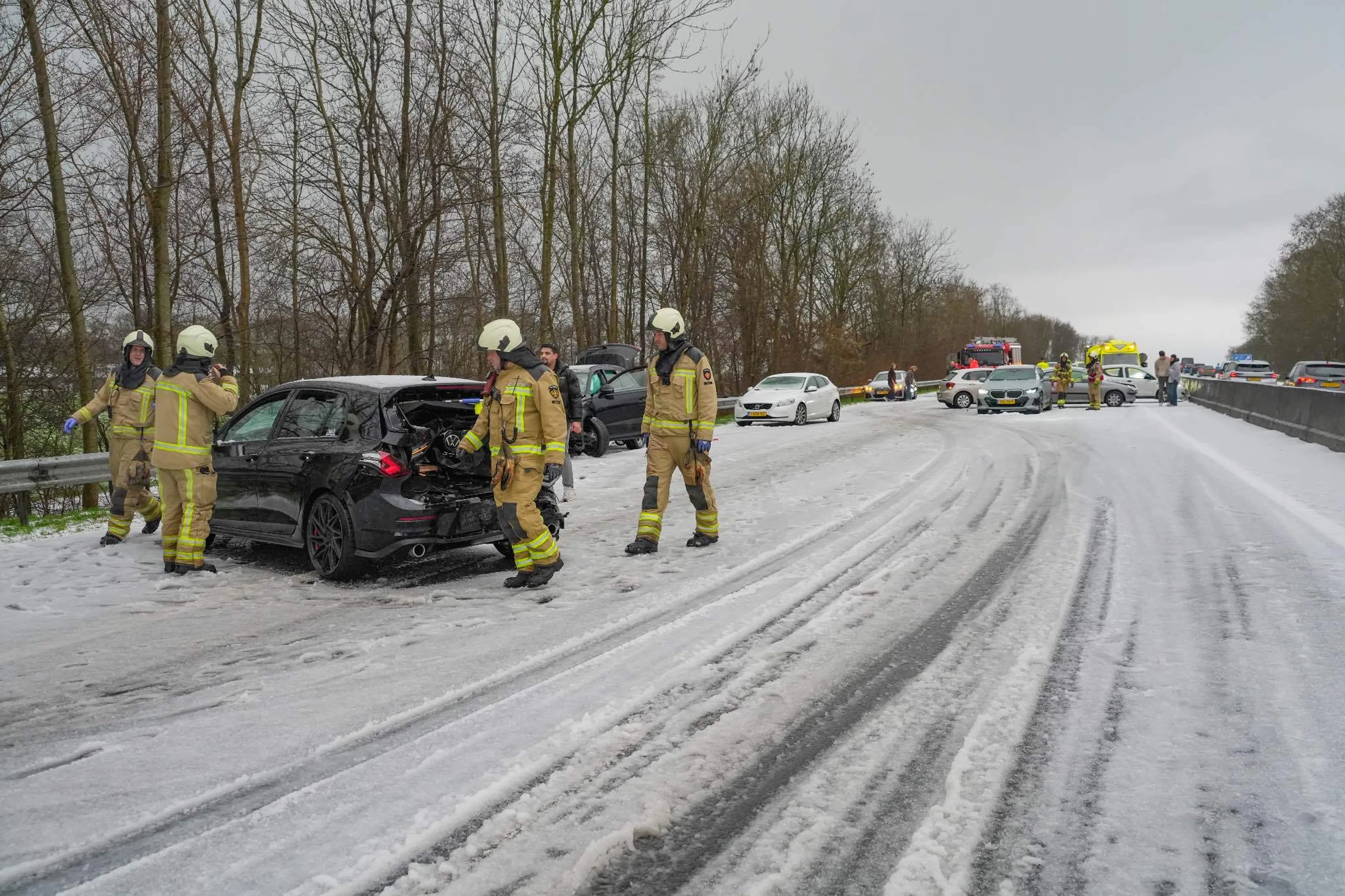 Plotselinge hagelbui veroorzaakt kettingbotsing met meerdere auto's op A28