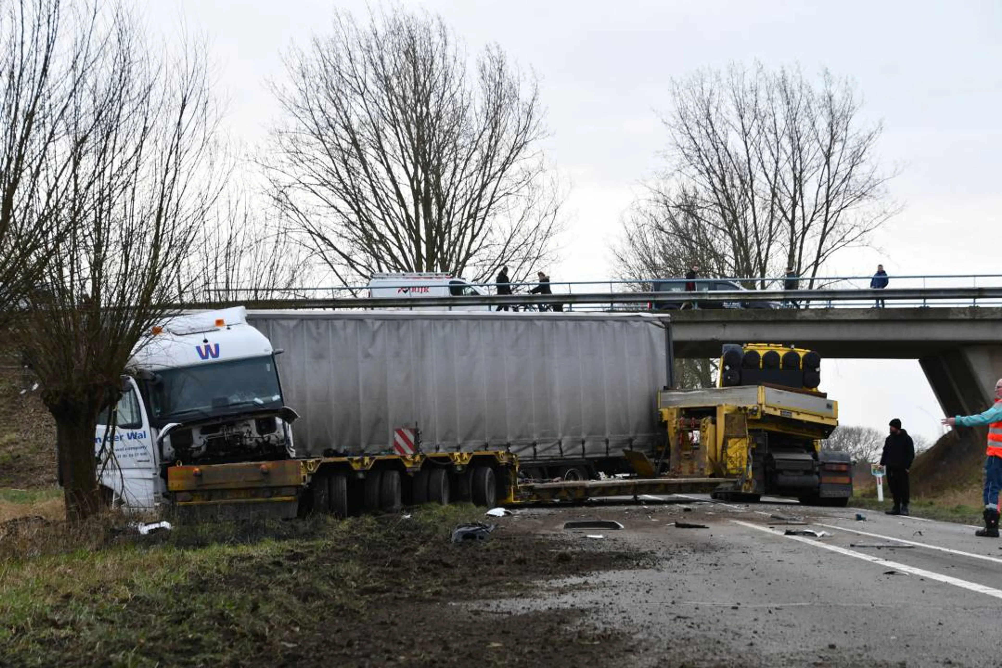 Flinke schade na ongeluk tussen twee vrachtwagens en auto in 's-Gravenpolder