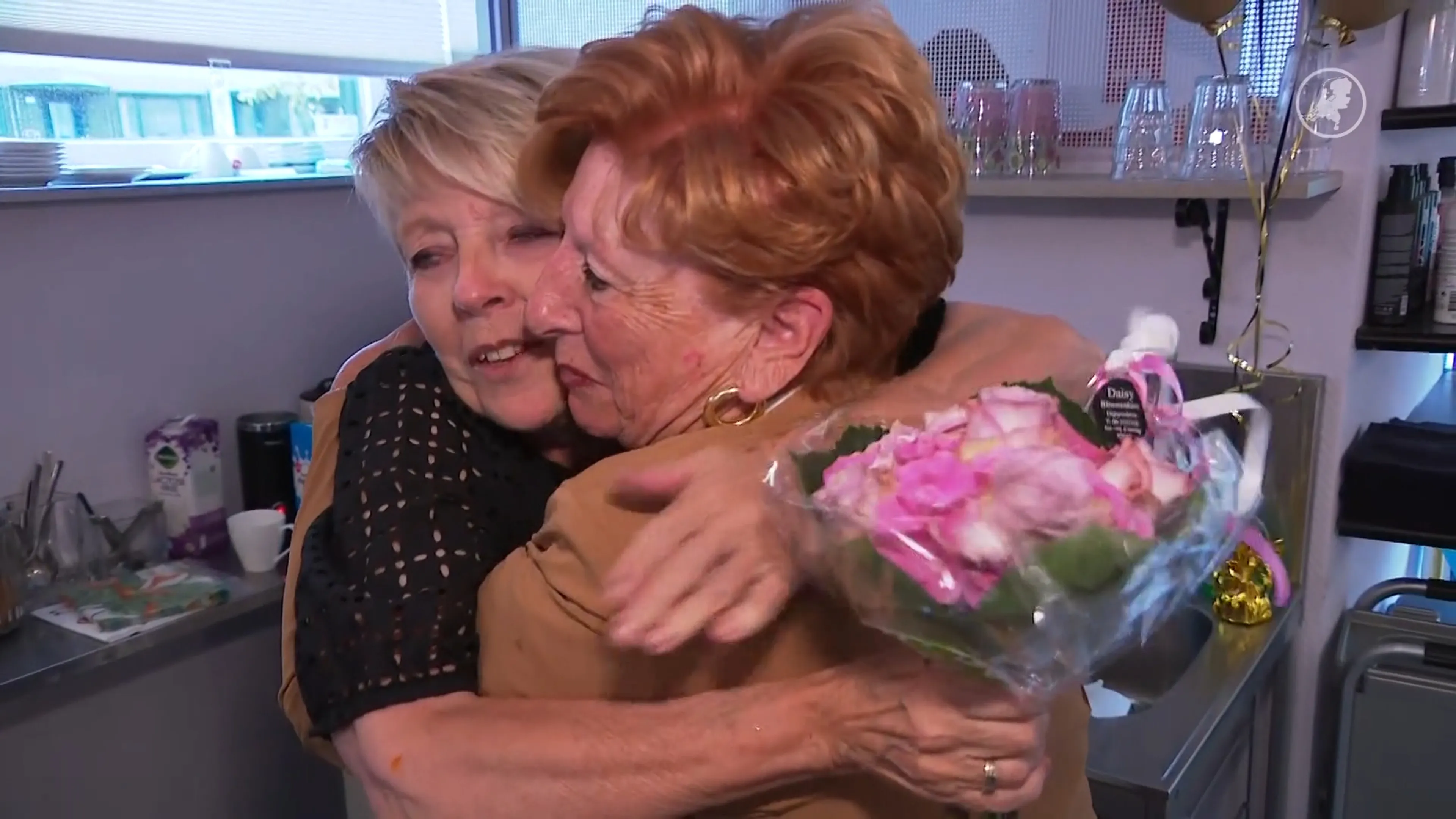 Veel emotie in Amsterdamse kapsalon: Ria, Hannie en Marja stoppen na 50 jaar