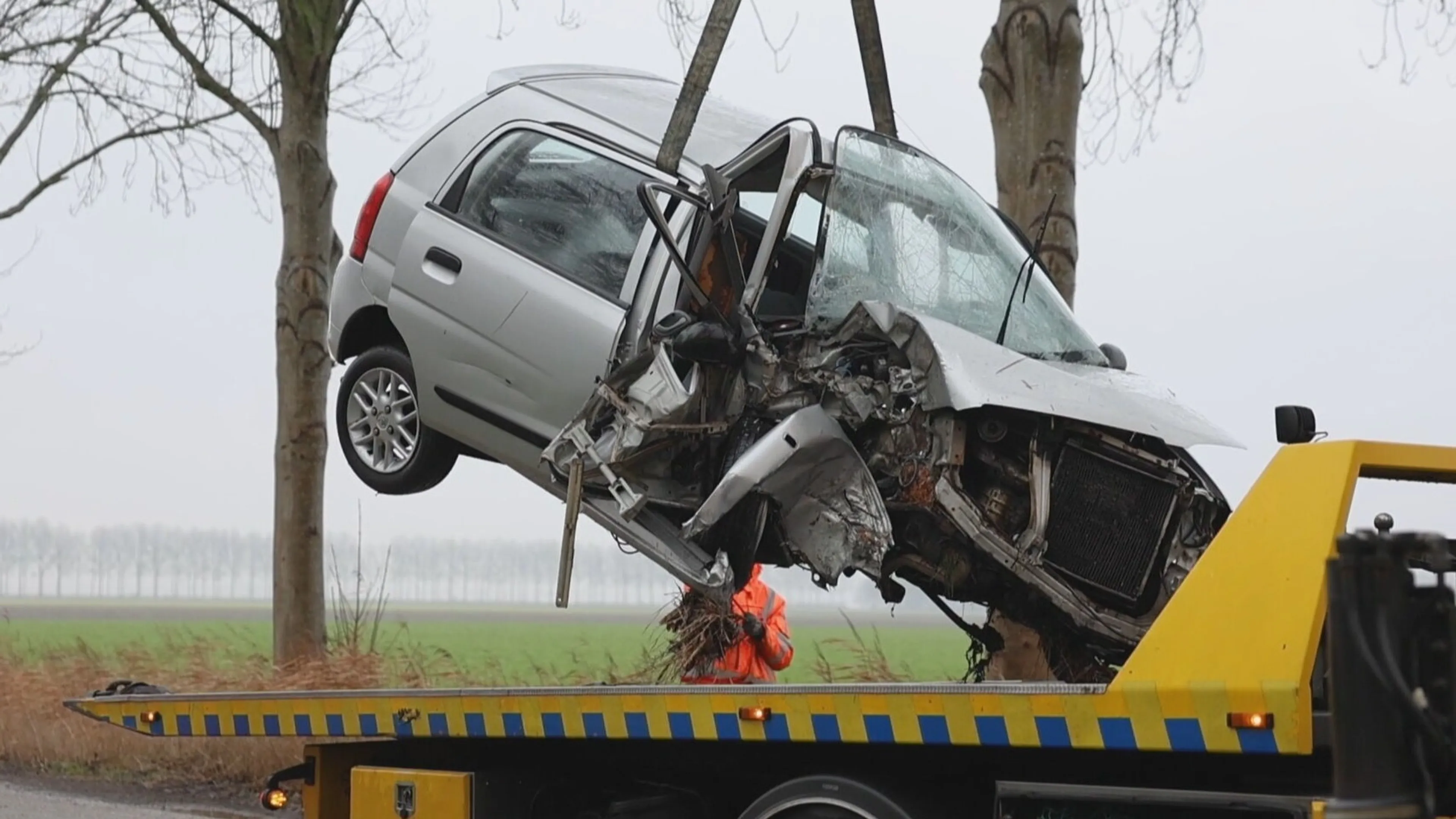 Automobilist zwaargewond nadat auto tegen boom knalt in Emmeloord