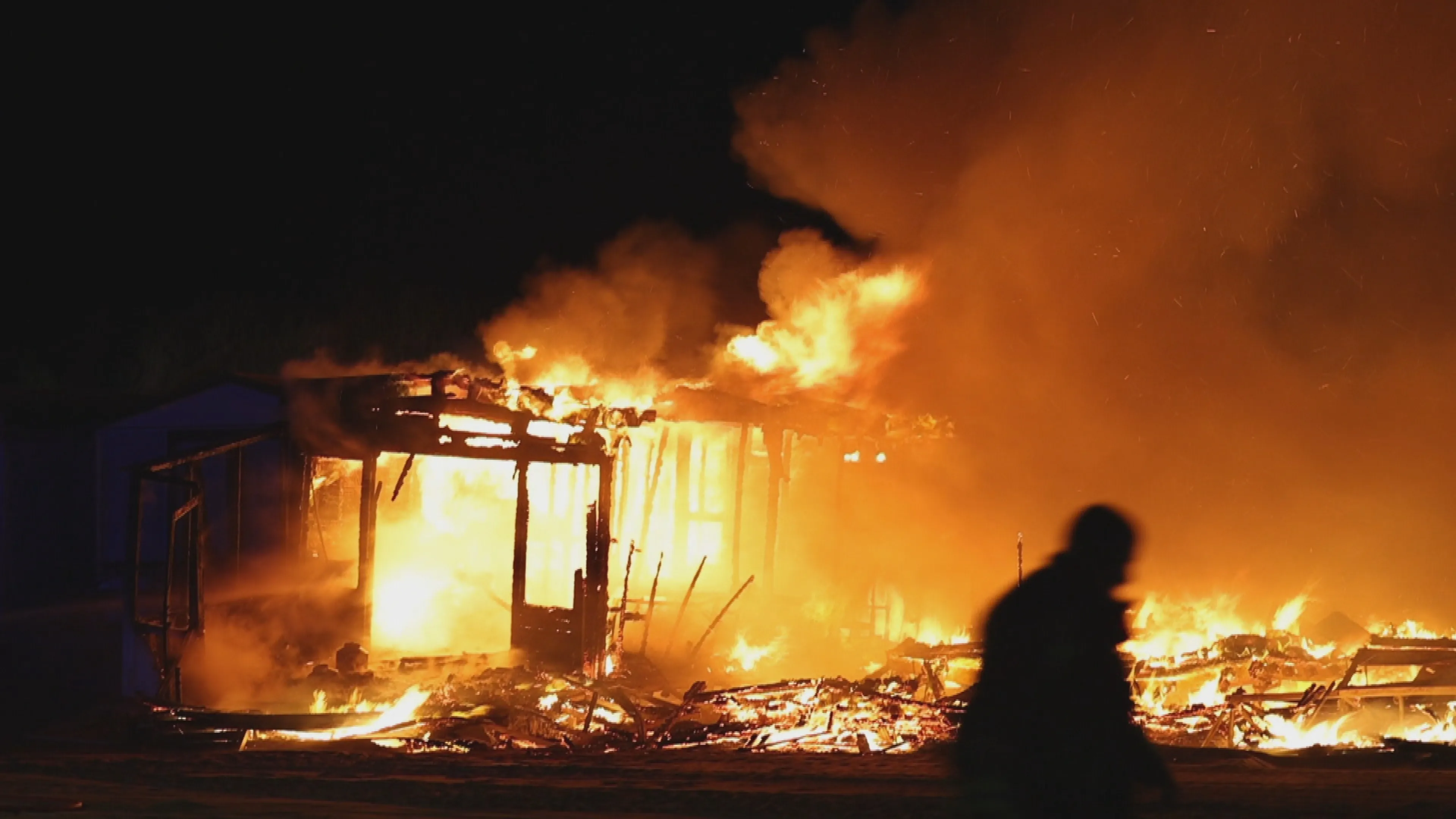 Vijf strandhuisjes verwoest door brand bij Wijk aan Zee