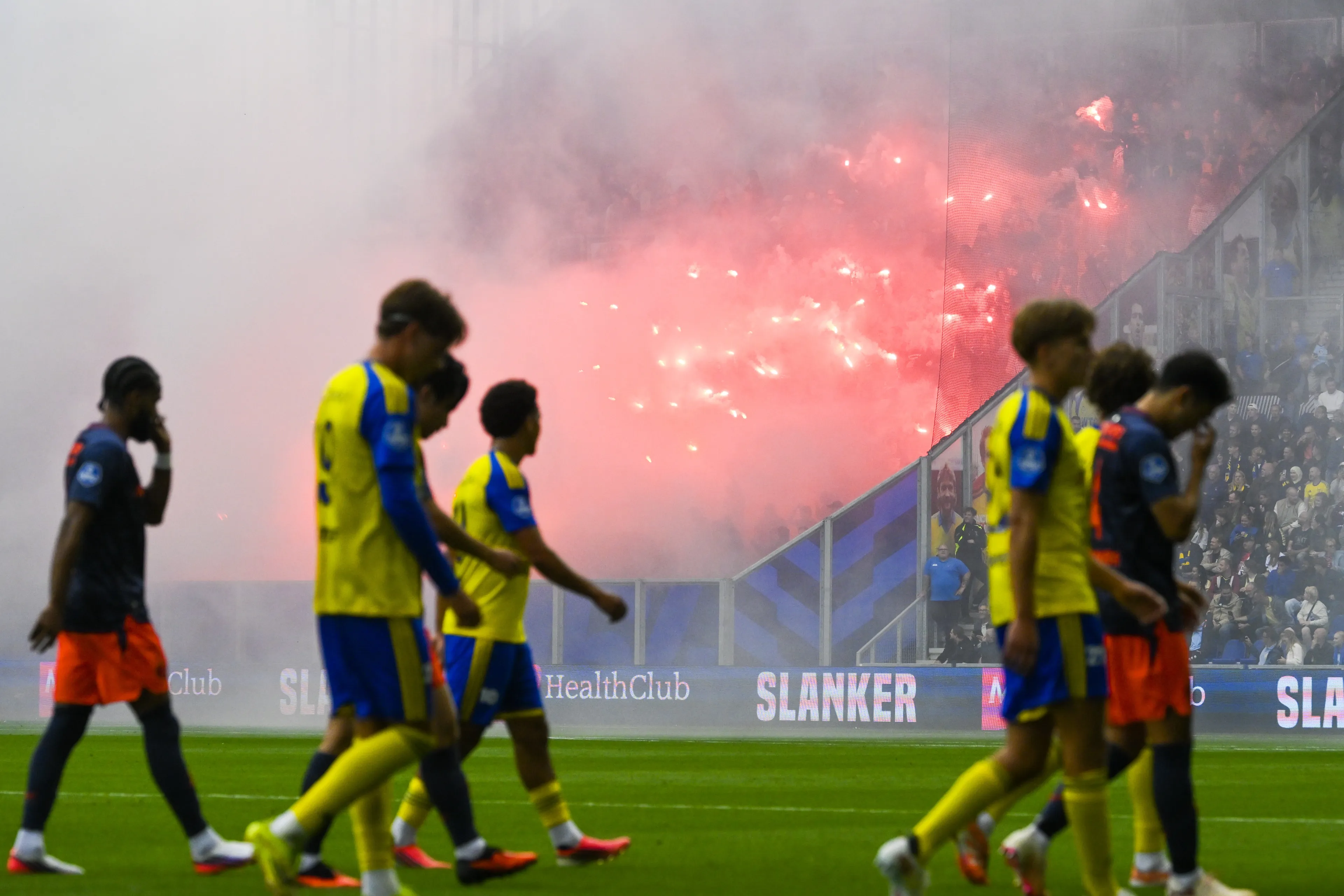 Toeschouwers geraakt door vuurwerk bij wedstrijd Cambuur - Feyenoord