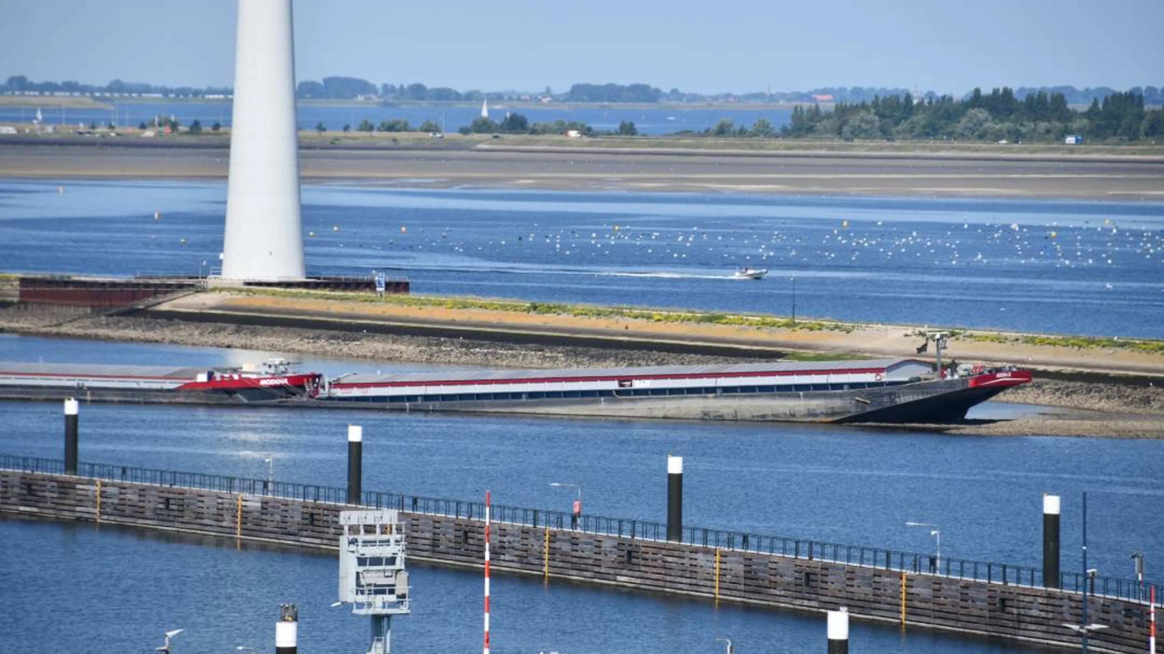 Schipper heeft eb te laat door en loopt vast met 188 meter lang koppelschip