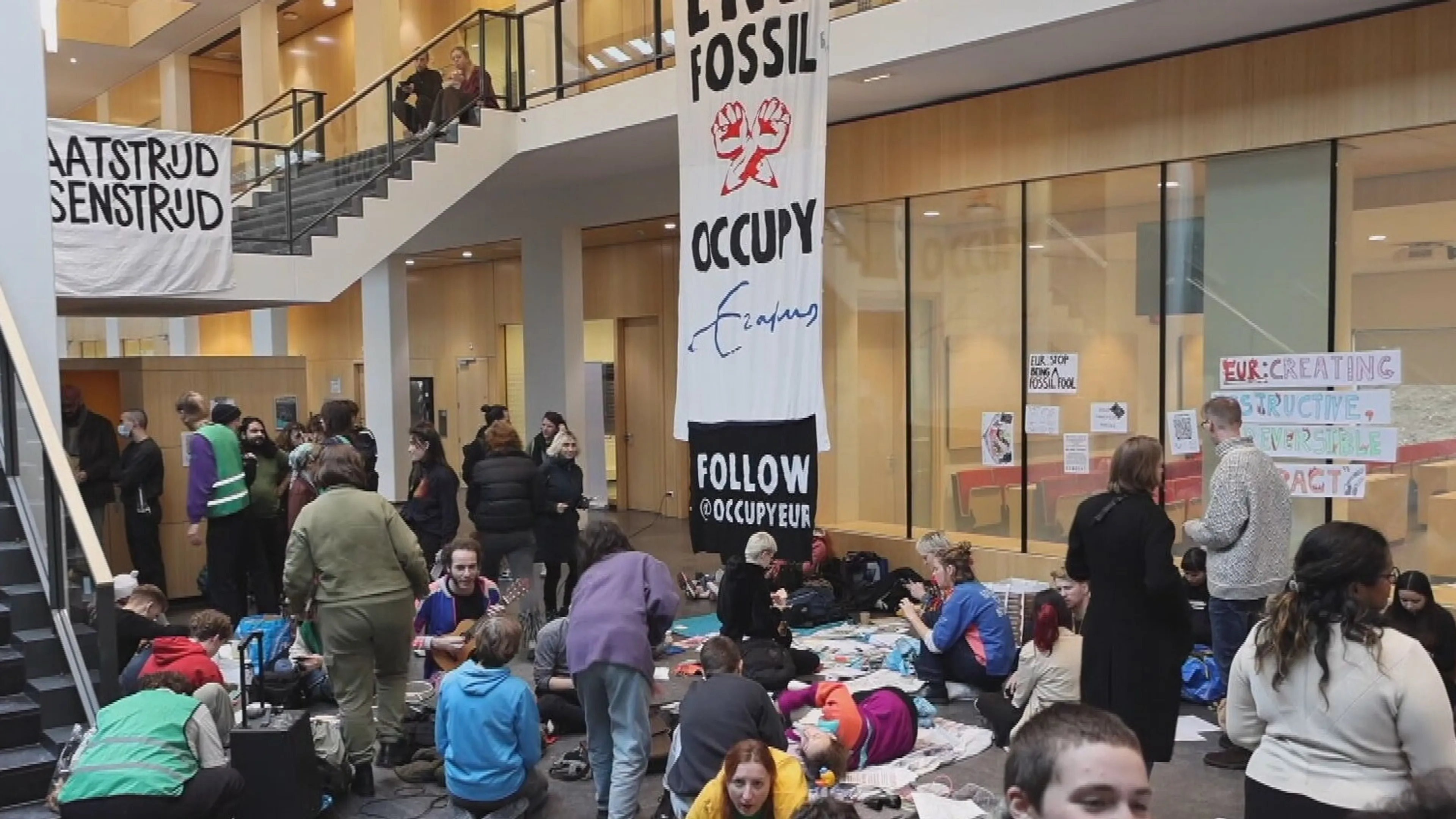 Klimaatactivisten bezetten gebouw Erasmus Universiteit, meerdere aanhoudingen