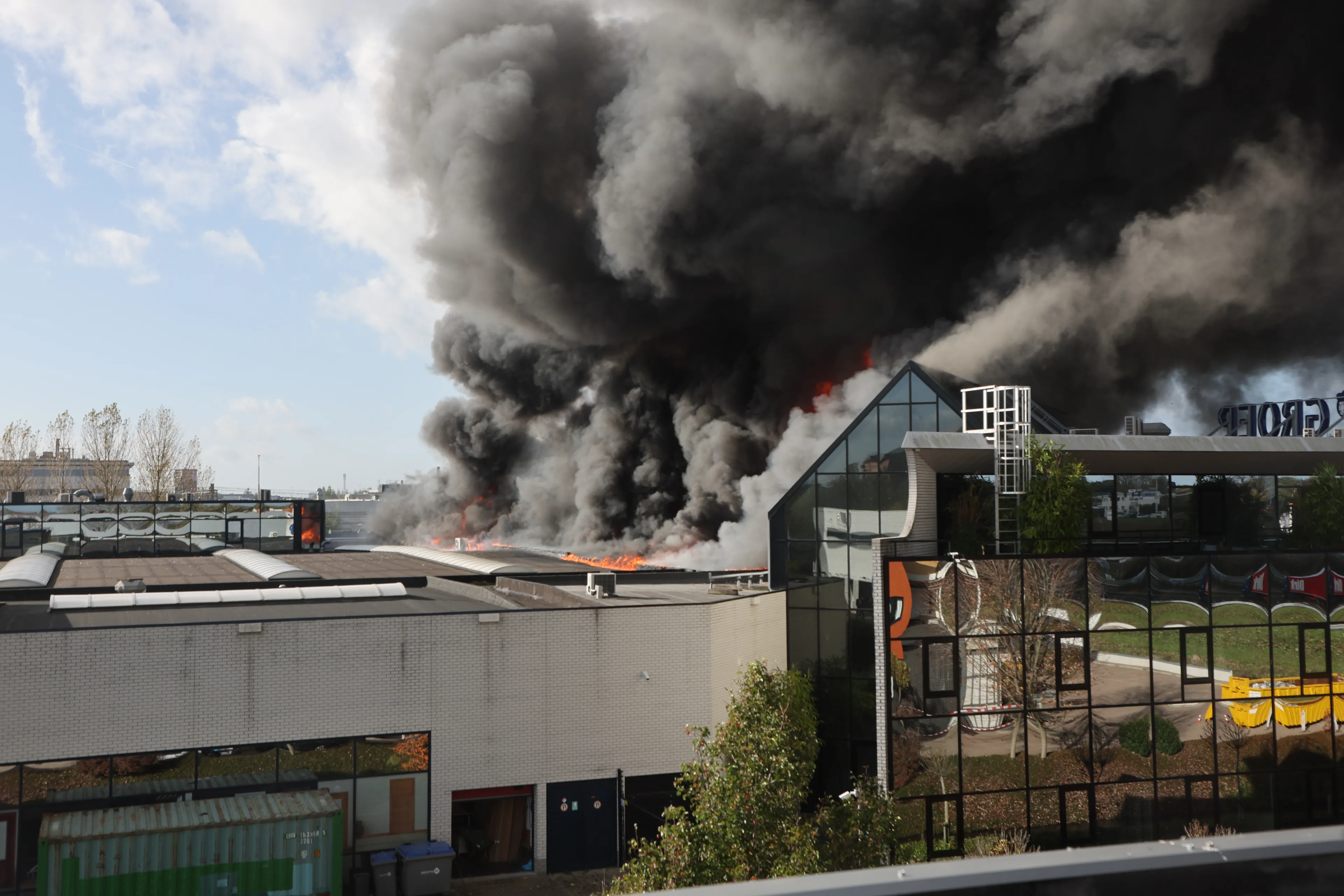 Pakhuis in Den Haag volledig ingestort na grote brand