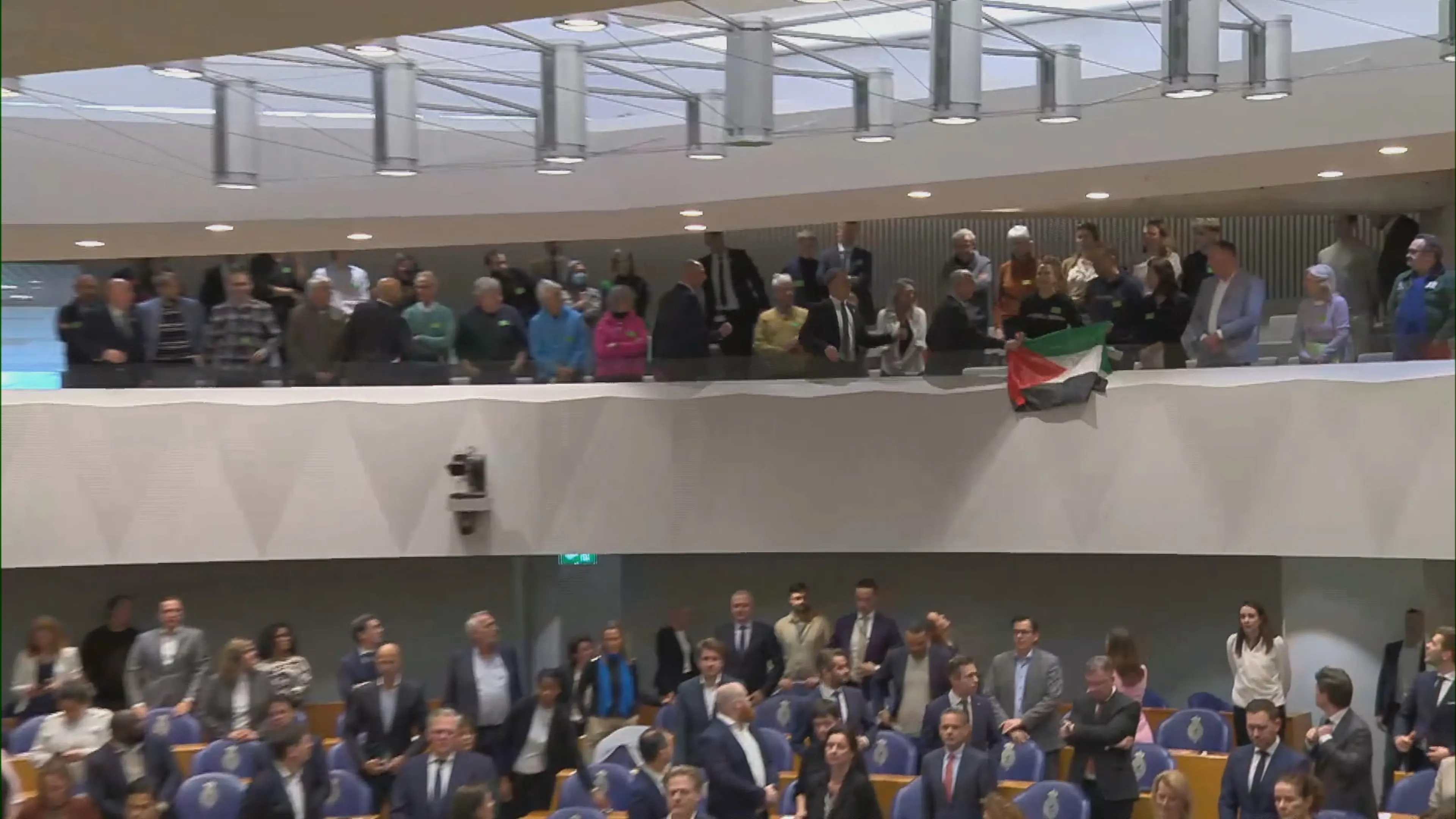 Vier activisten aangehouden voor verstoren herdenking Van Agt