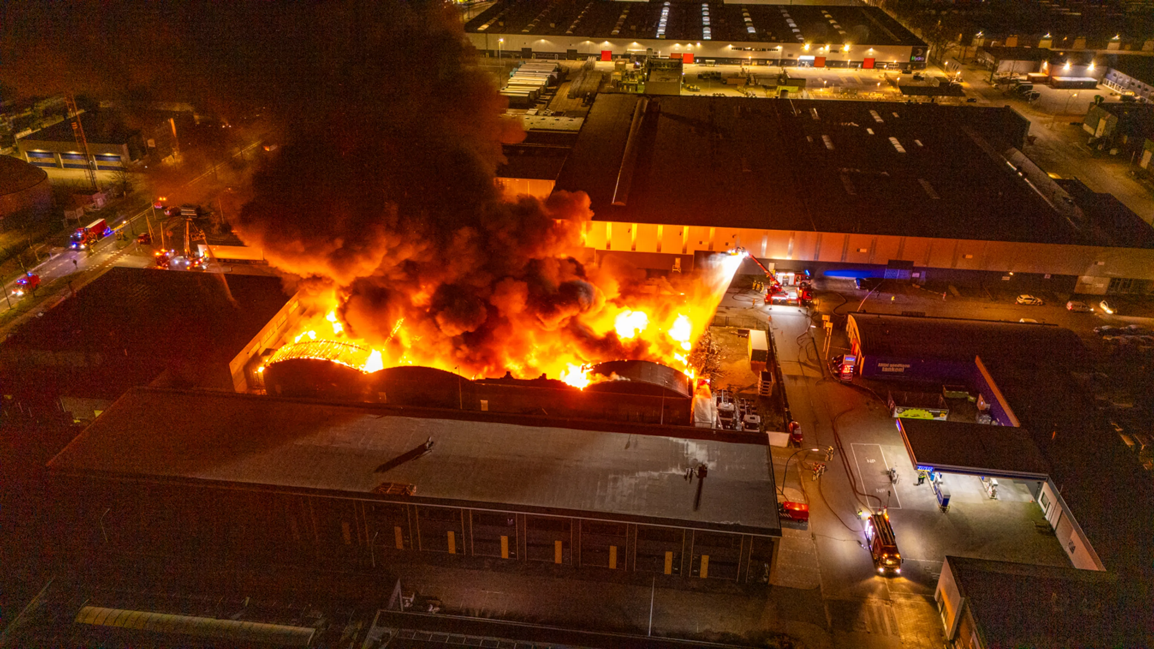 Grote brand in Harderwijk onder controle, nablussen gaat nog uren duren