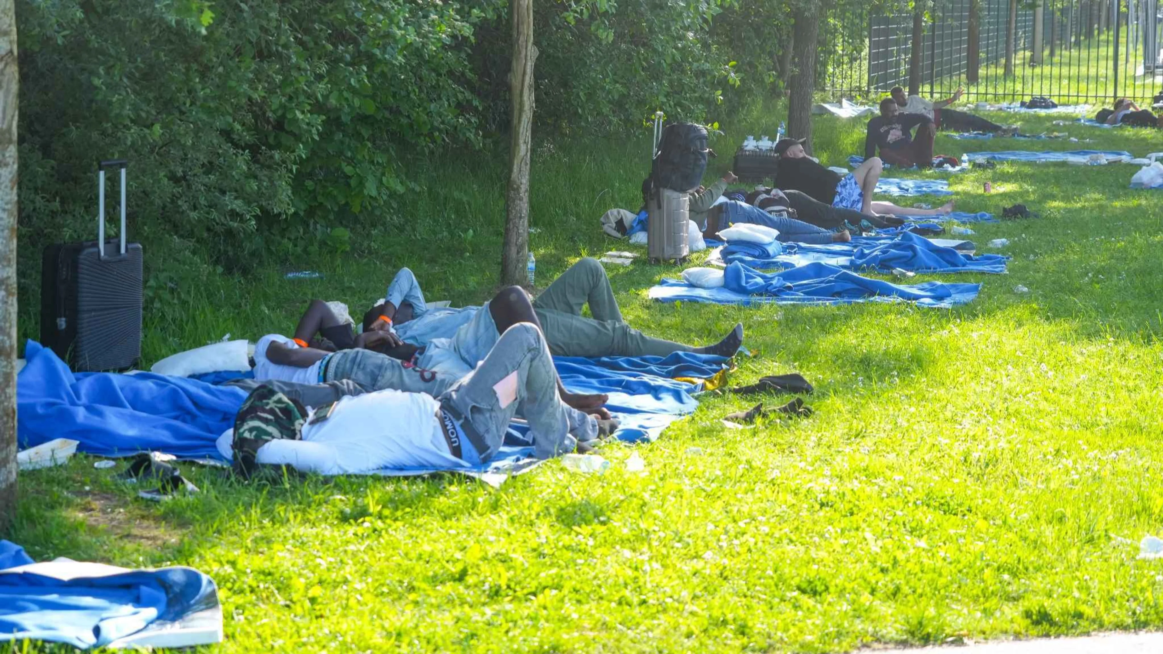 'Mentaal uitgeputte' asielzoekers buiten bij Ter Apel, Groningen verlengt nachtopvang