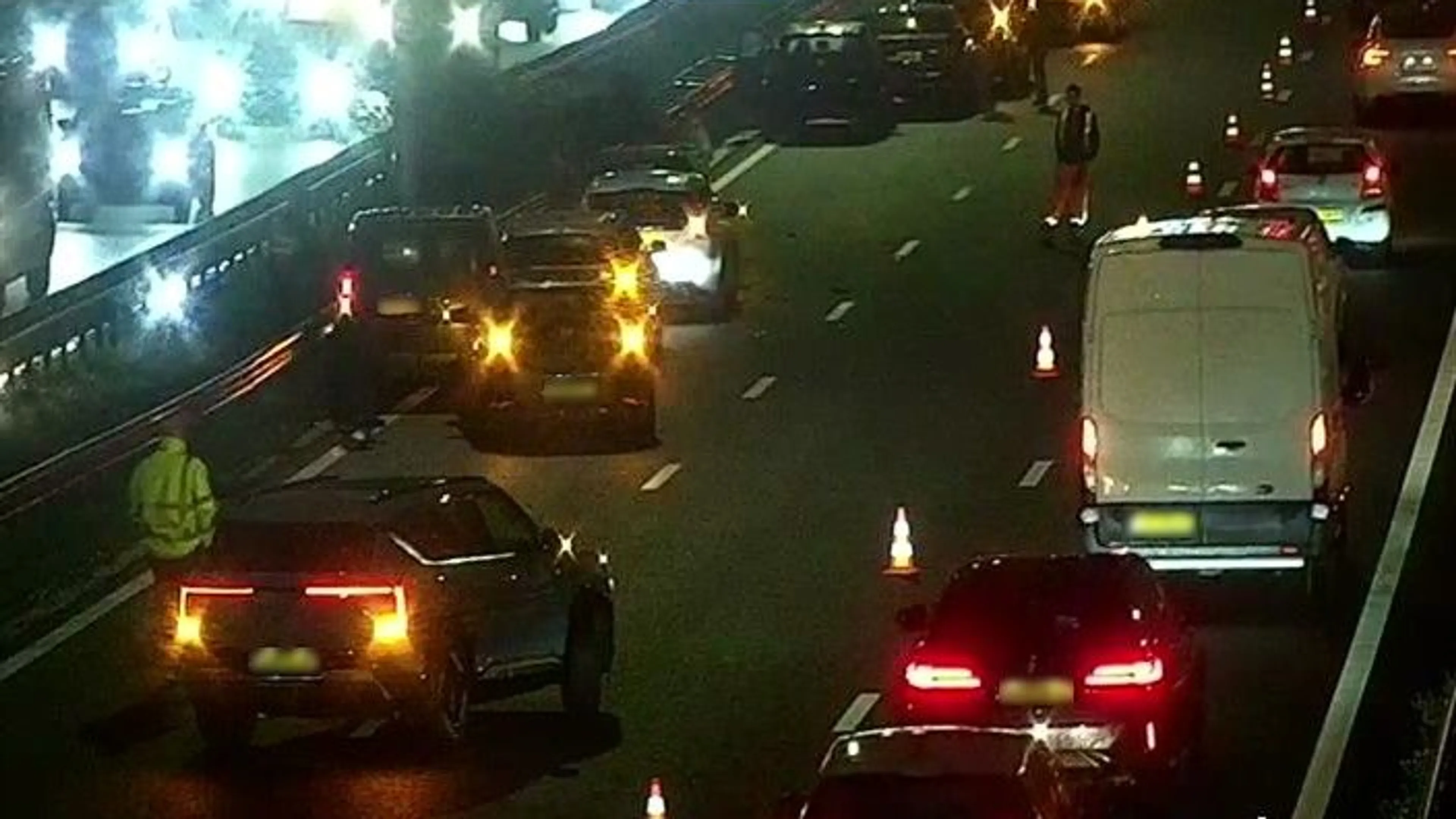 Meer dan uur vertraging op A16 na ongeluk met meerdere auto's