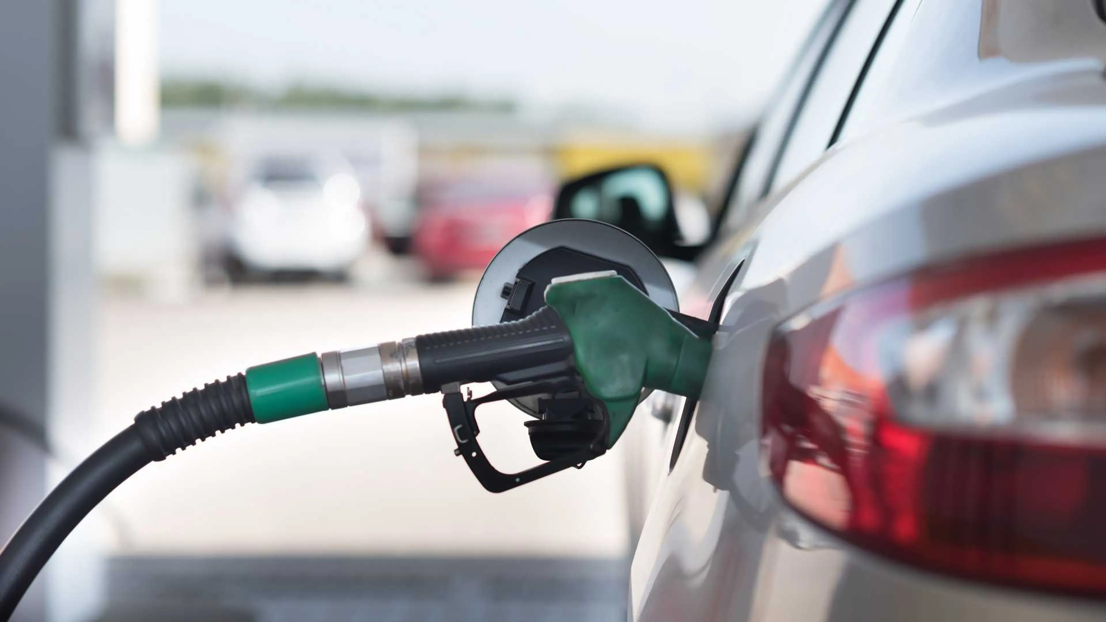 Nederlanders vertikken het om auto te laten staan door hoge brandstofprijs