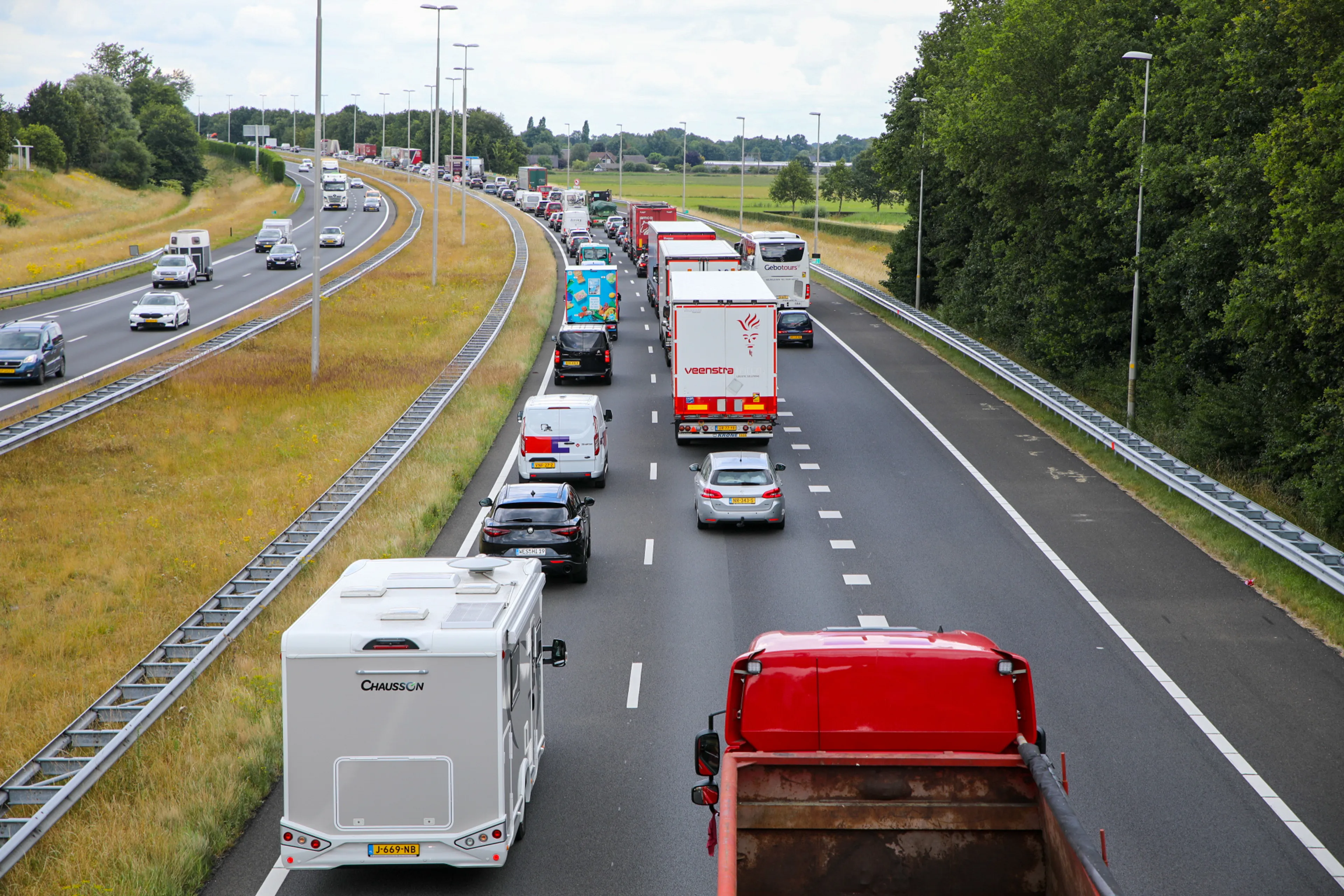 Boeren en sympathisanten blokkeren drie snelwegen na oproep Agractie