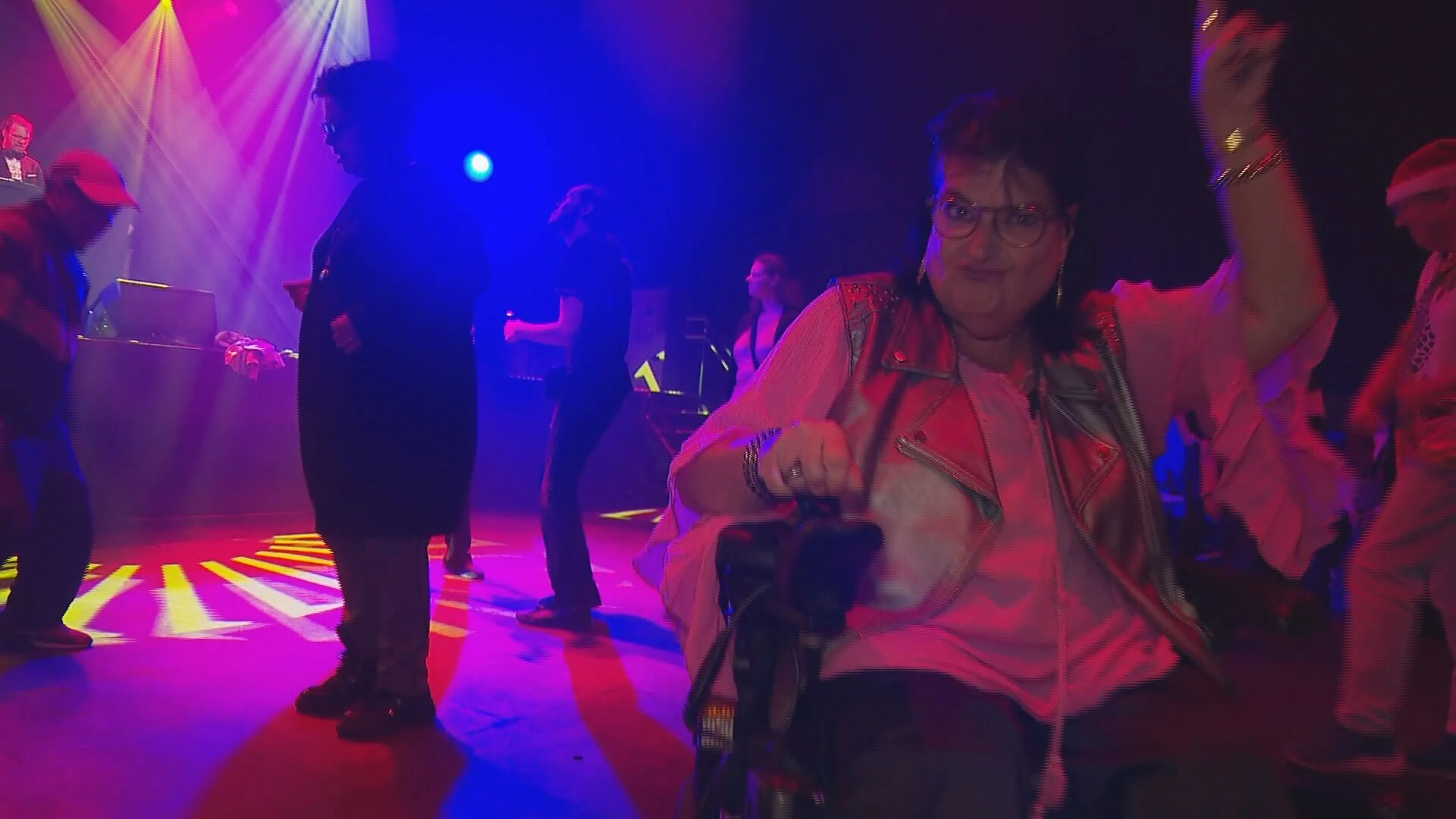 Rolstoel-DJ laat iedereen lekker feesten (en dat is best bijzonder)