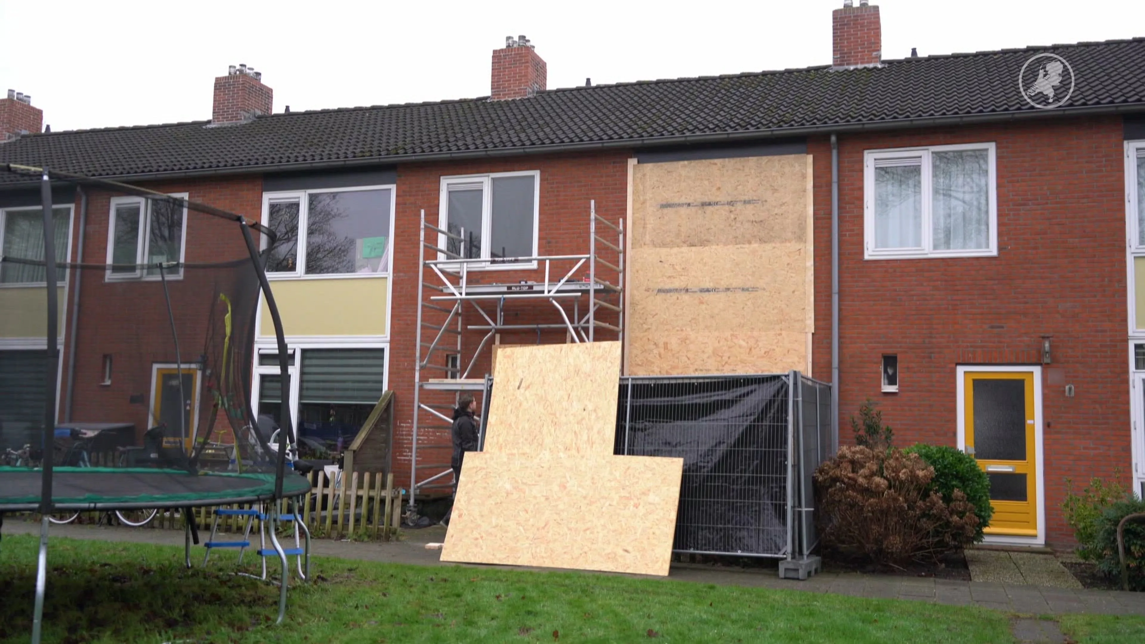 Woning in Stadskanaal dichtgetimmerd: 'Verdachte kocht snoep voor kinderen'