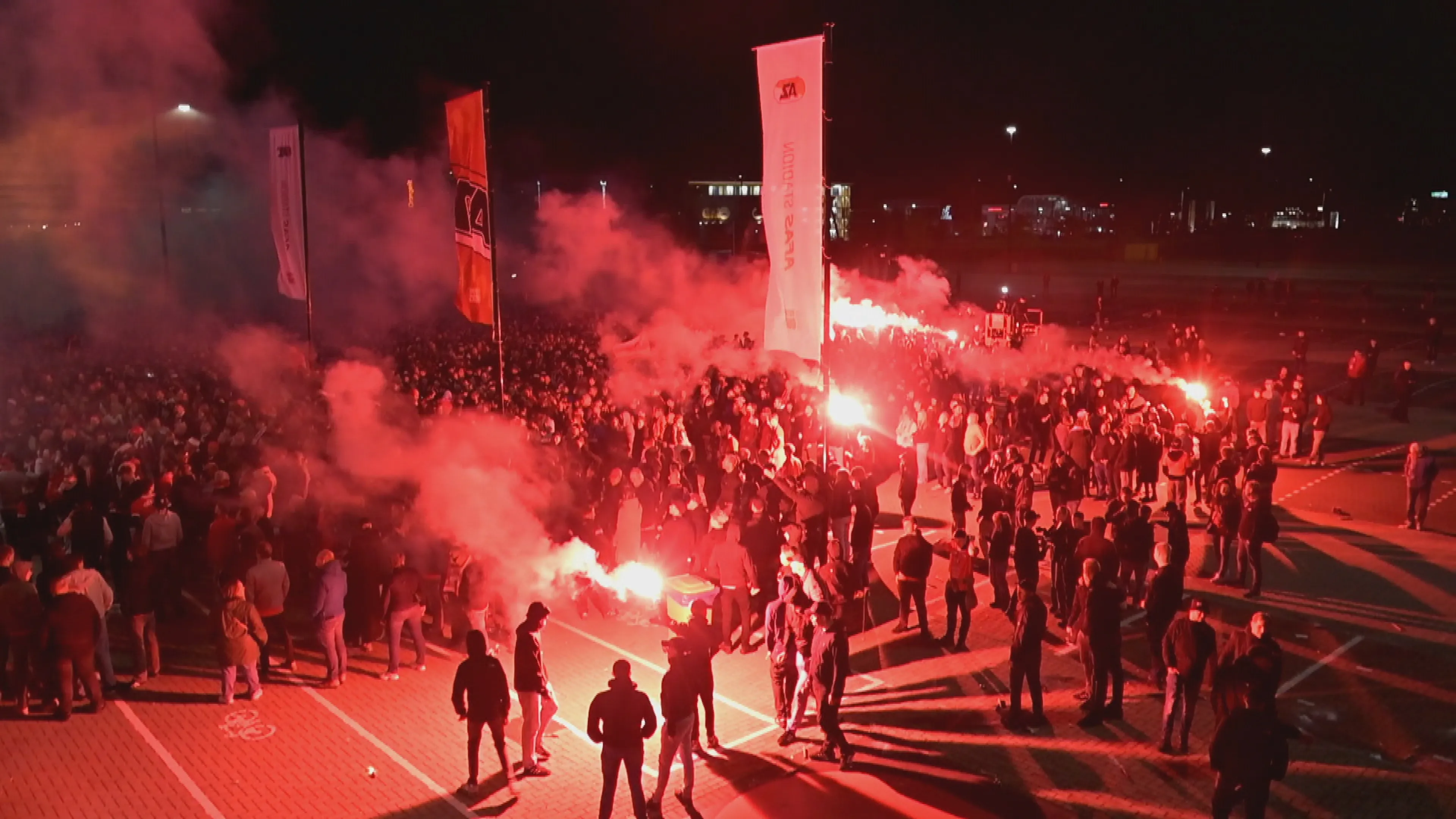 ZIEN: AZ-spelers en fans vieren feest bij stadion na bekerwinst