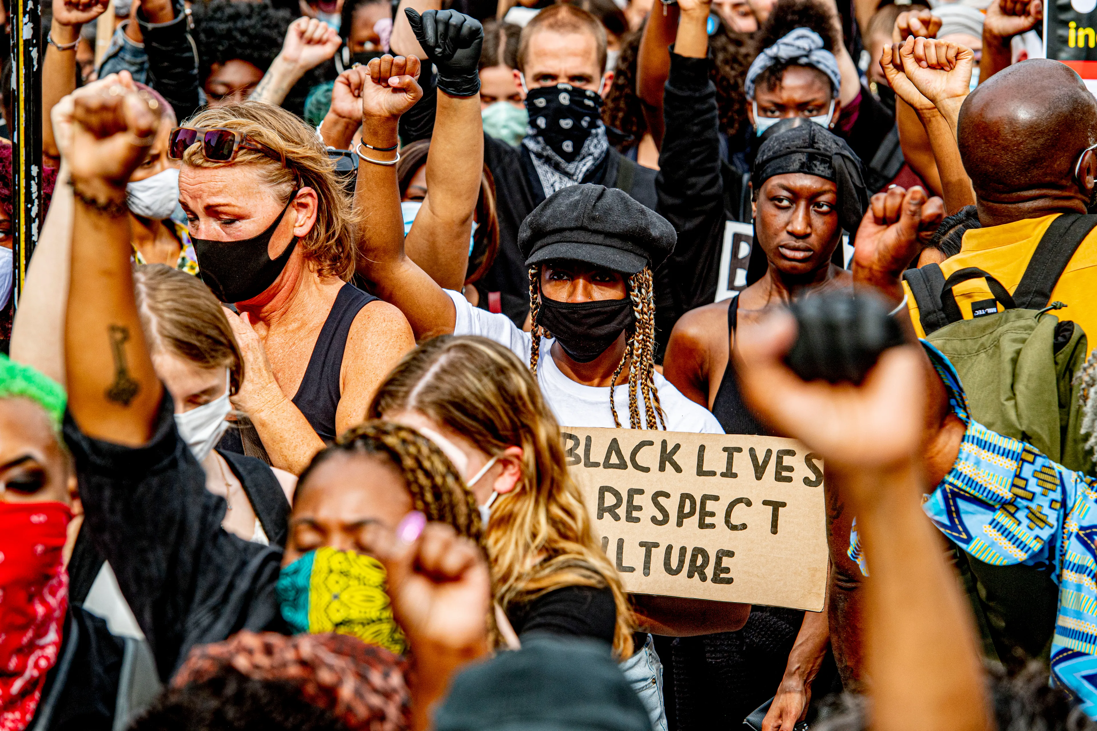Maximaal 80 demonstranten bij anti-racismeprotest Schouwburgplein Rotterdam: 'Meer is niet mogelijk'