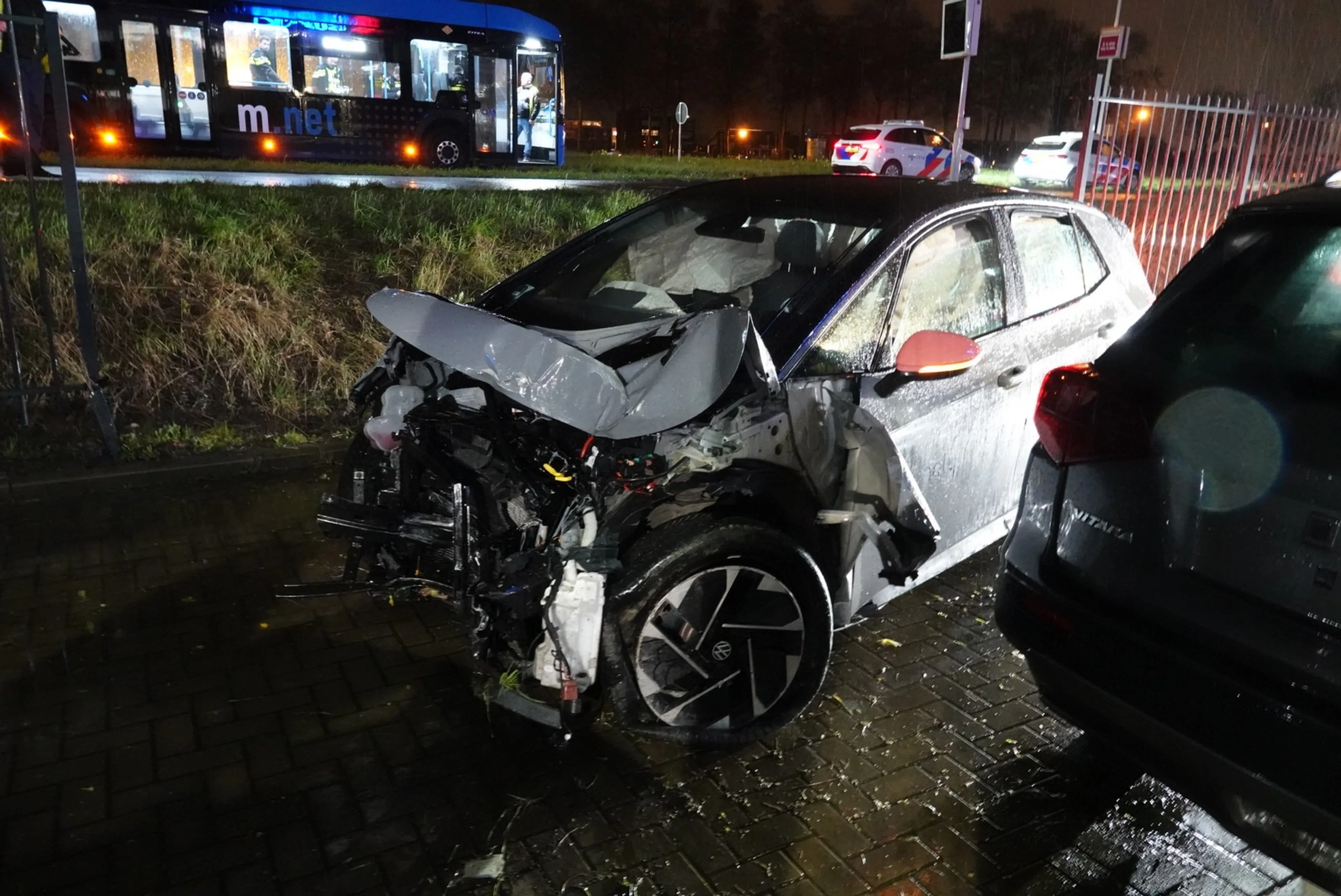 Automobilist raakt van weg, schiet door hek en knalt bijna autoshowroom binnen
