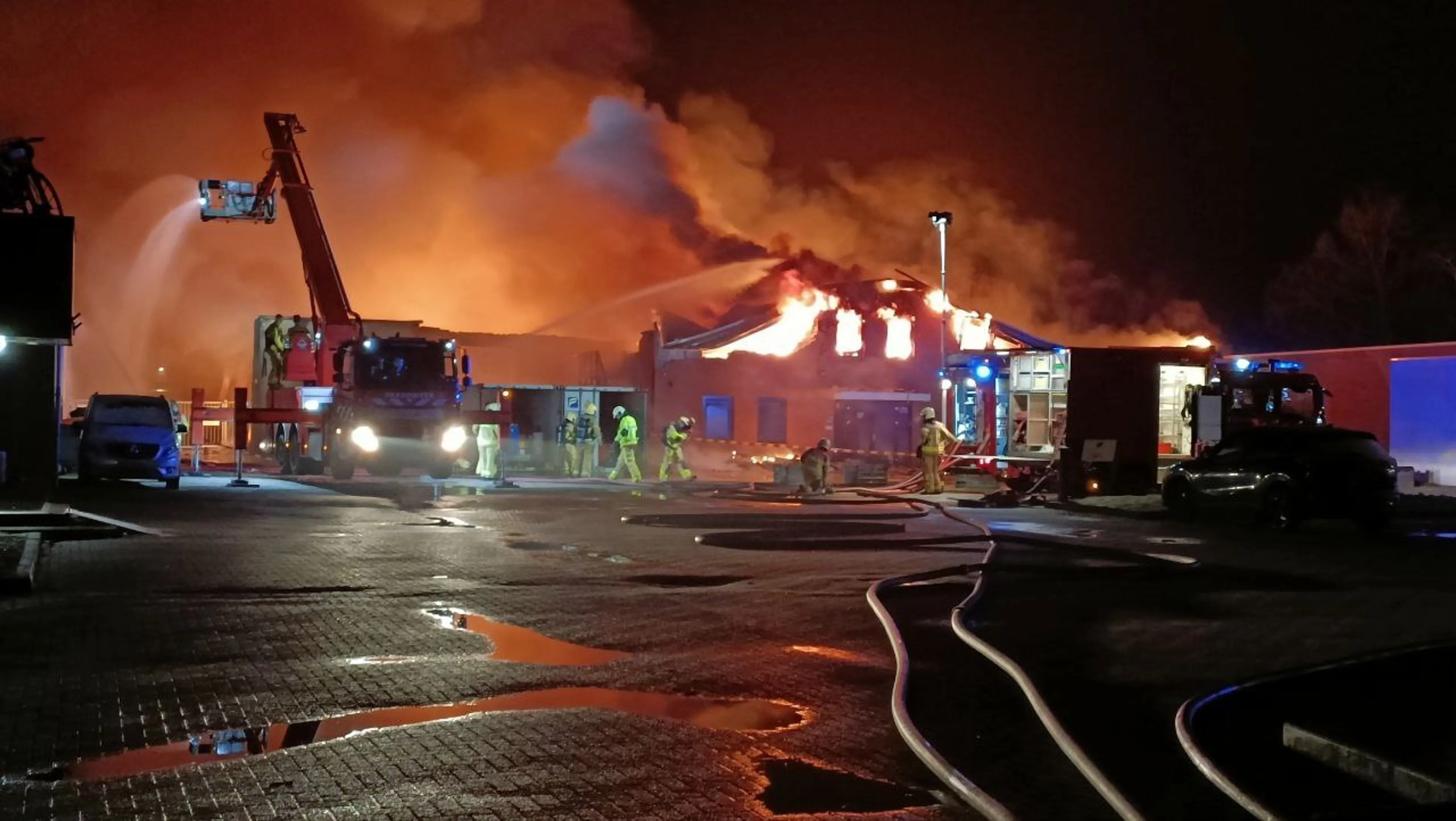 Zeer grote brand verwoest papierfabriek in Hengelo