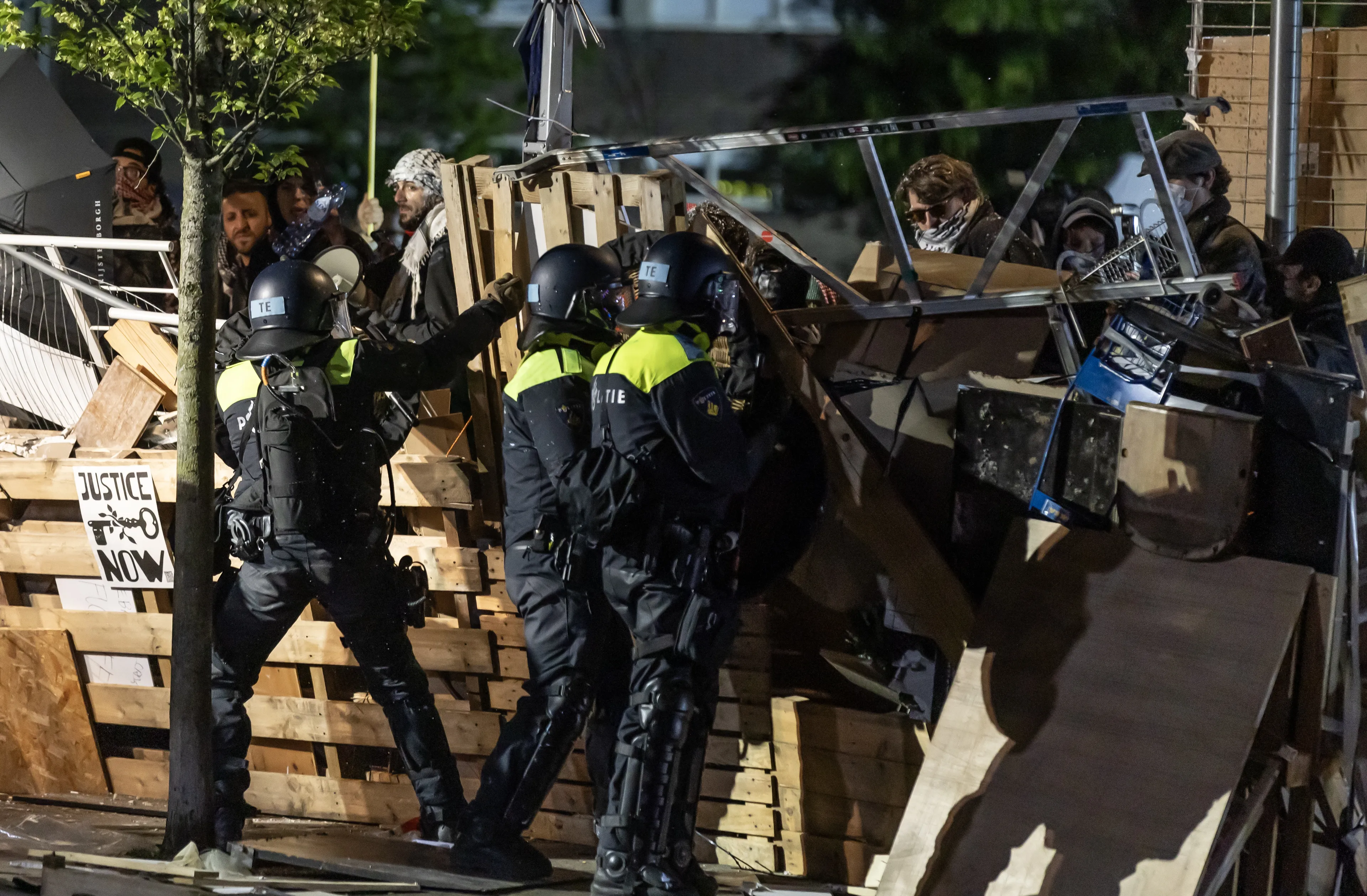 Politie ontruimt protestkamp UvA, 125 demonstranten opgepakt