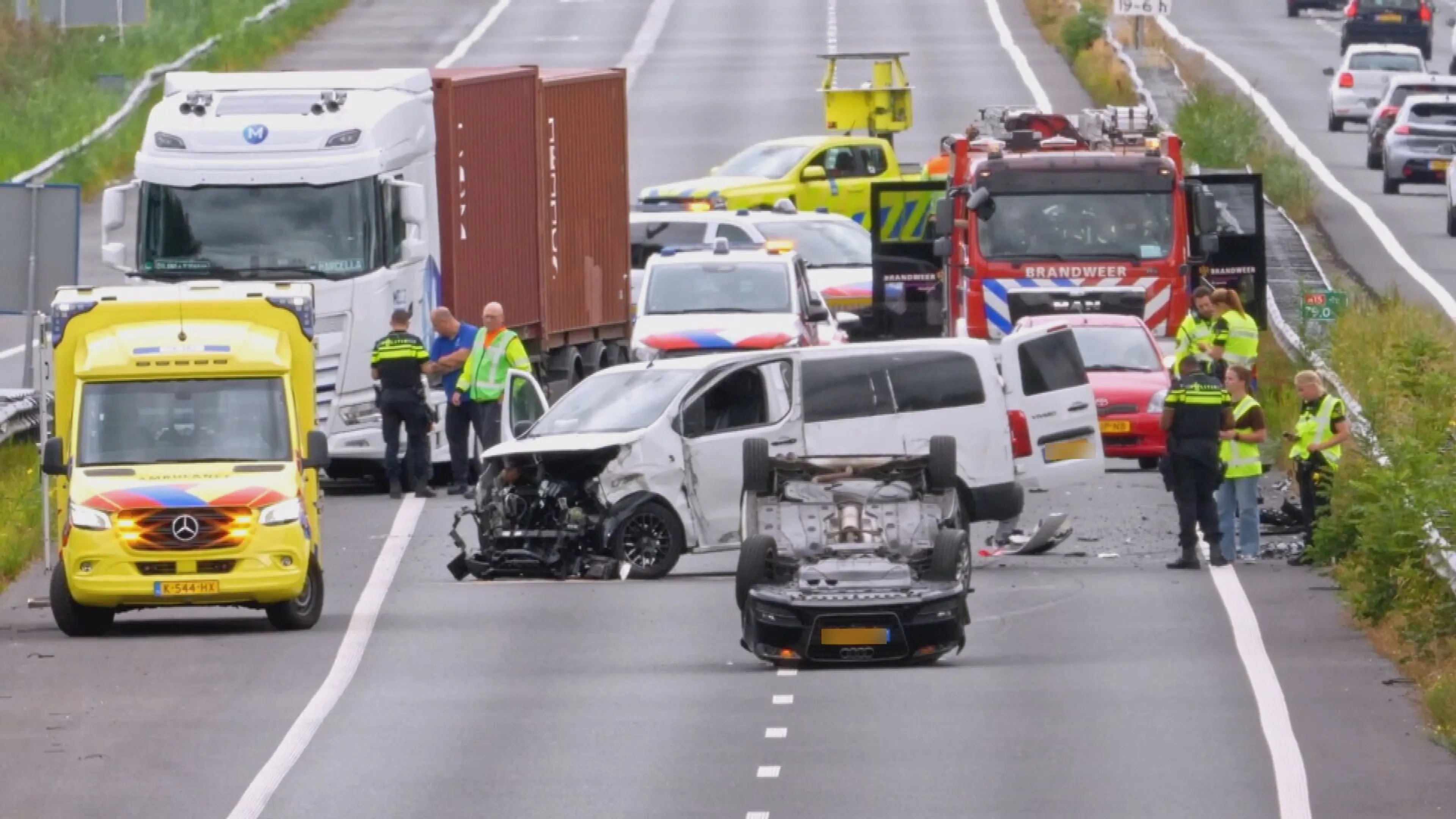 A15 richting Rotterdam dicht na ongeluk bij Papendrecht