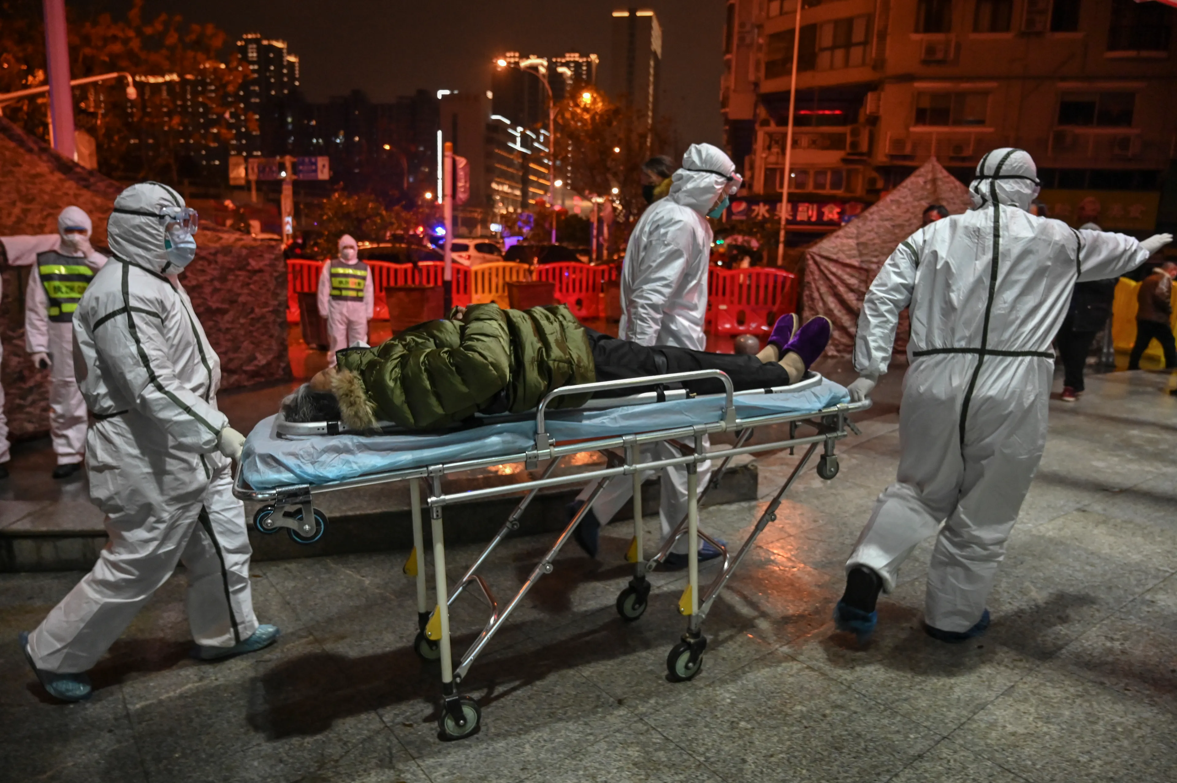 Chinese stad Wuhan zit op slot vanwege coronavirus, Anouk wilde er tóch naar binnen