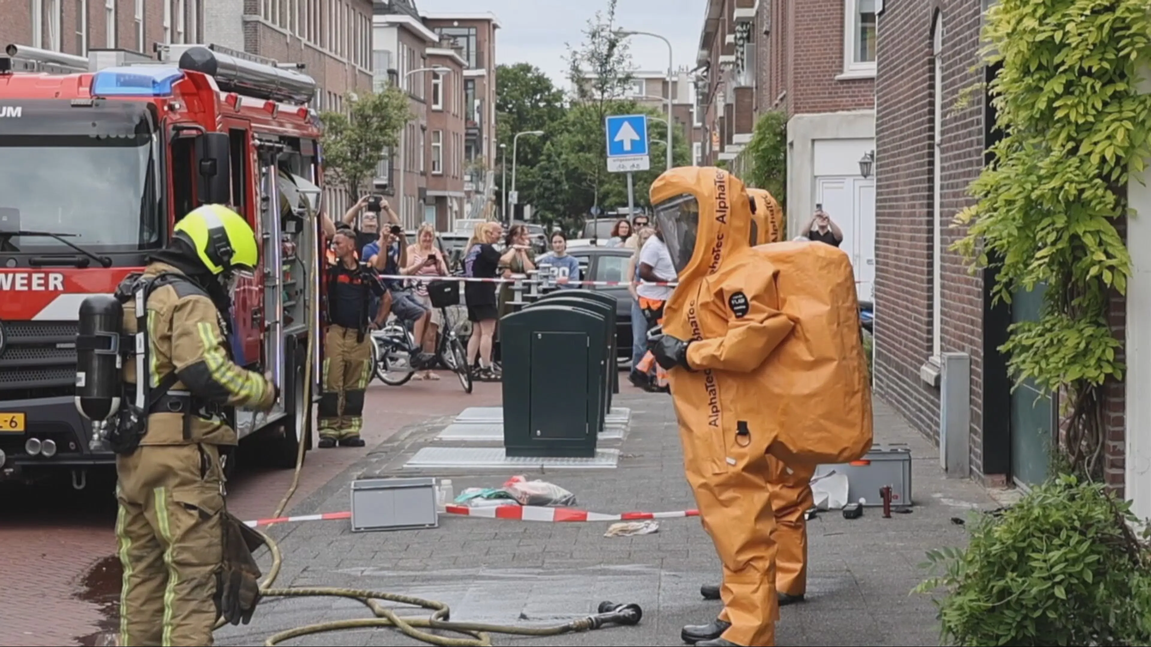 Man zit onder onbekende vloeistof in Den Haag, naar ziekenhuis gebracht