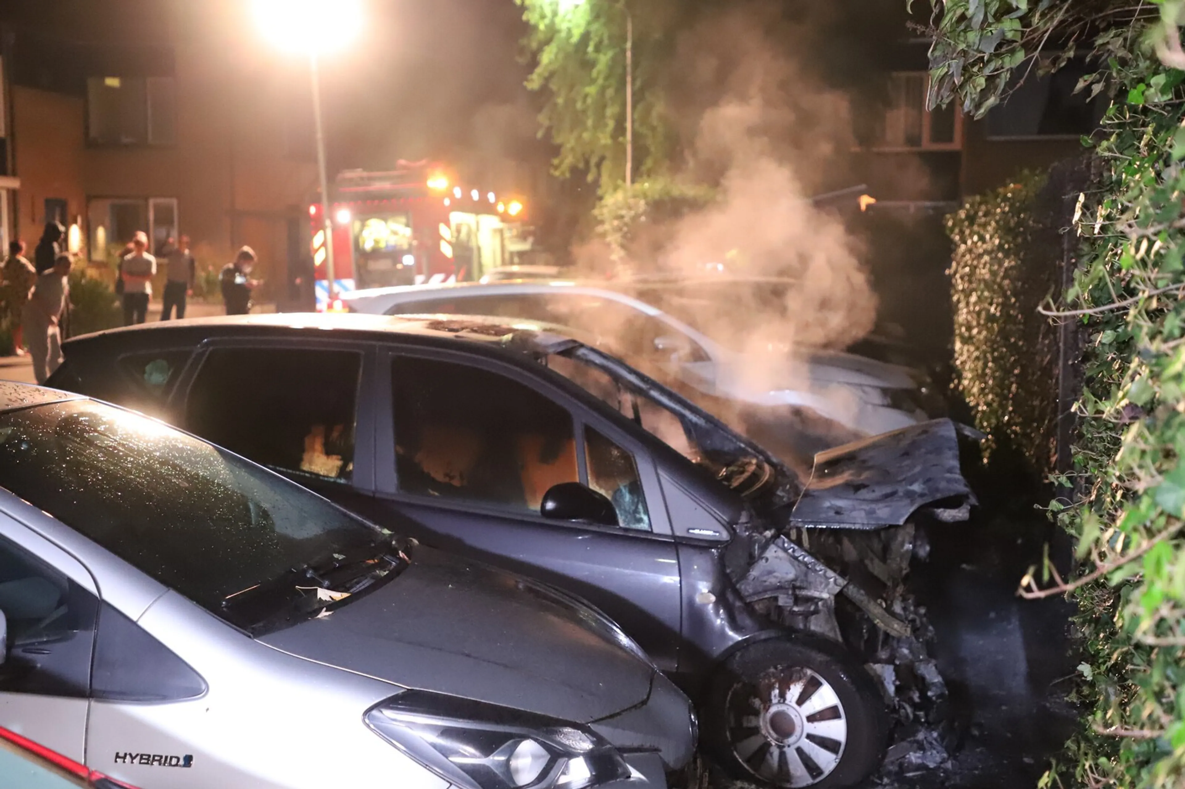 Zes auto's in vlammen op in Nijmegen: 'Één grote smeulende rotzooi'