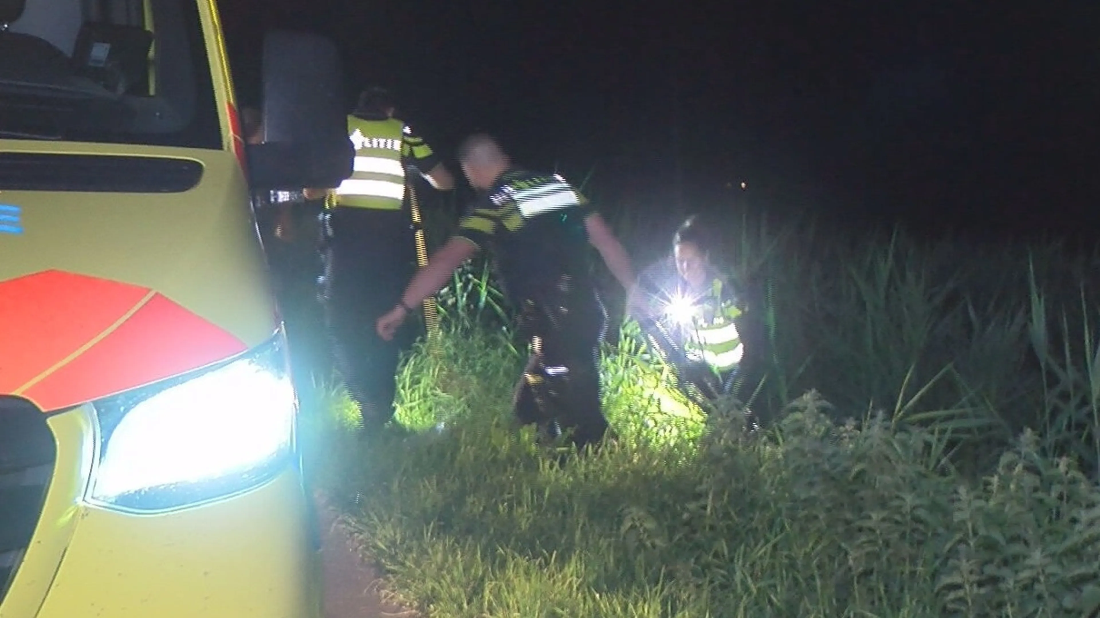 Vermiste man na grote zoektocht in sloot bij Oostkapelle aangetroffen