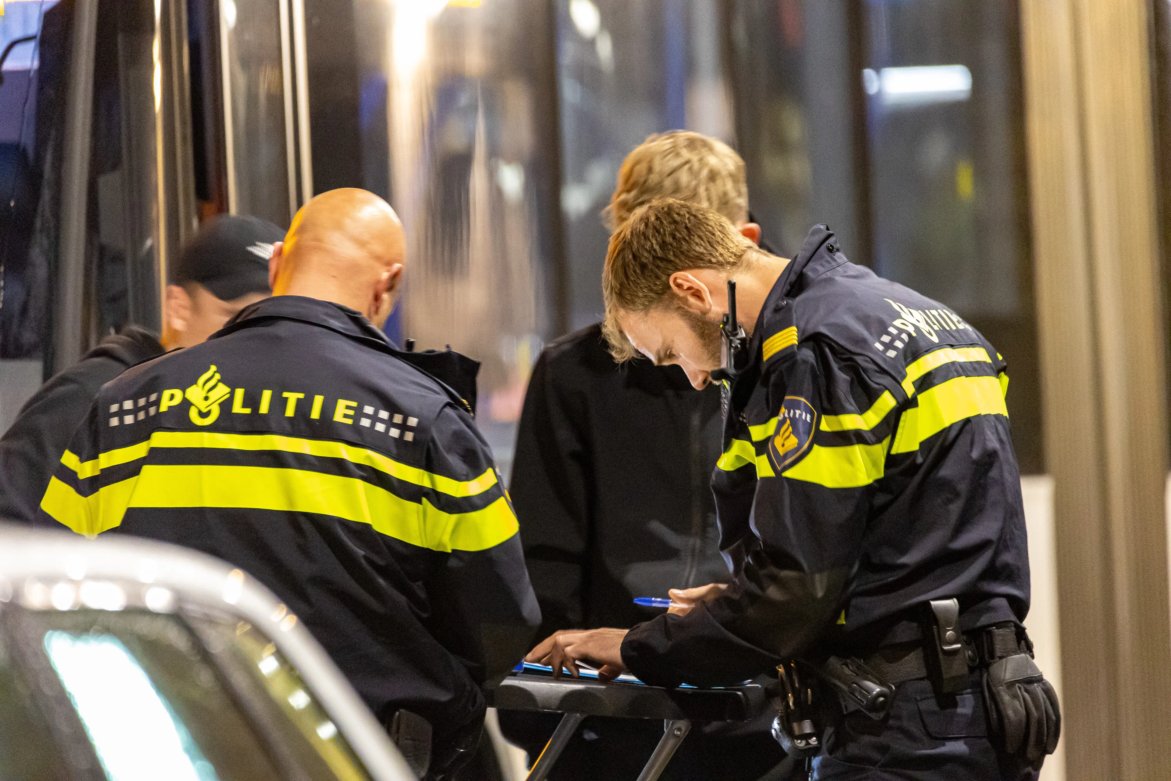 Ruim 150 voetbalsupporters in Amsterdam opgepakt voor zingen voor antisemitische liedjes