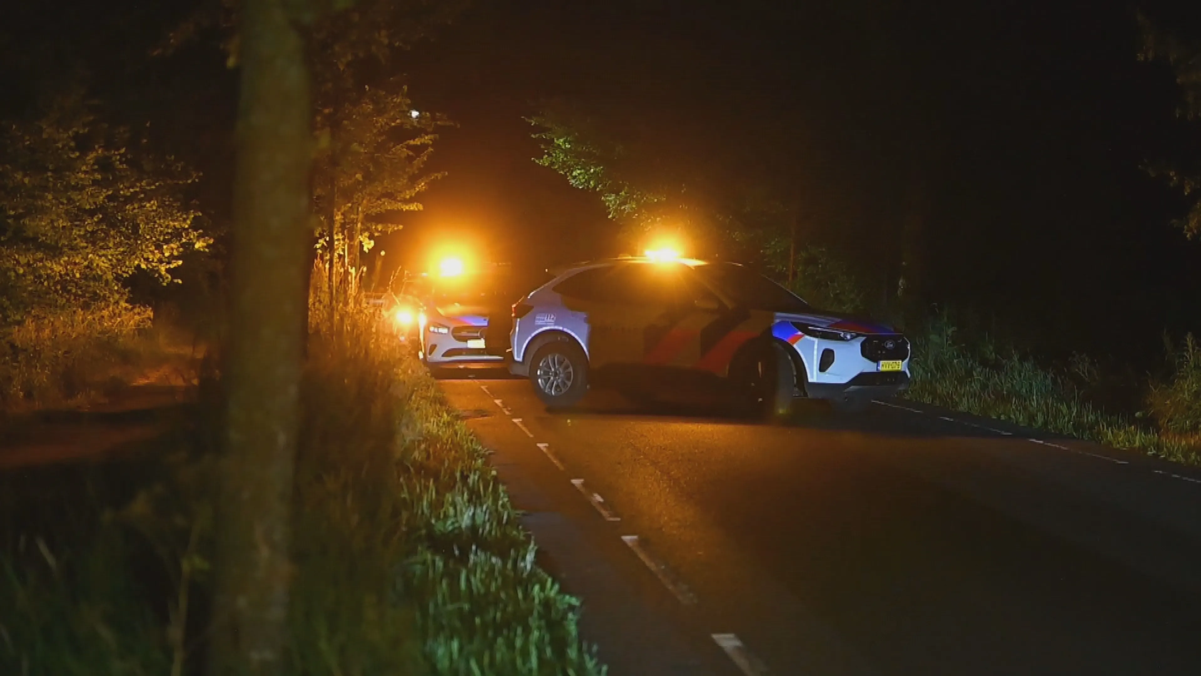 Scooterrijder (16) zwaargewond na botsing tegen boom, politie zoekt automobilist