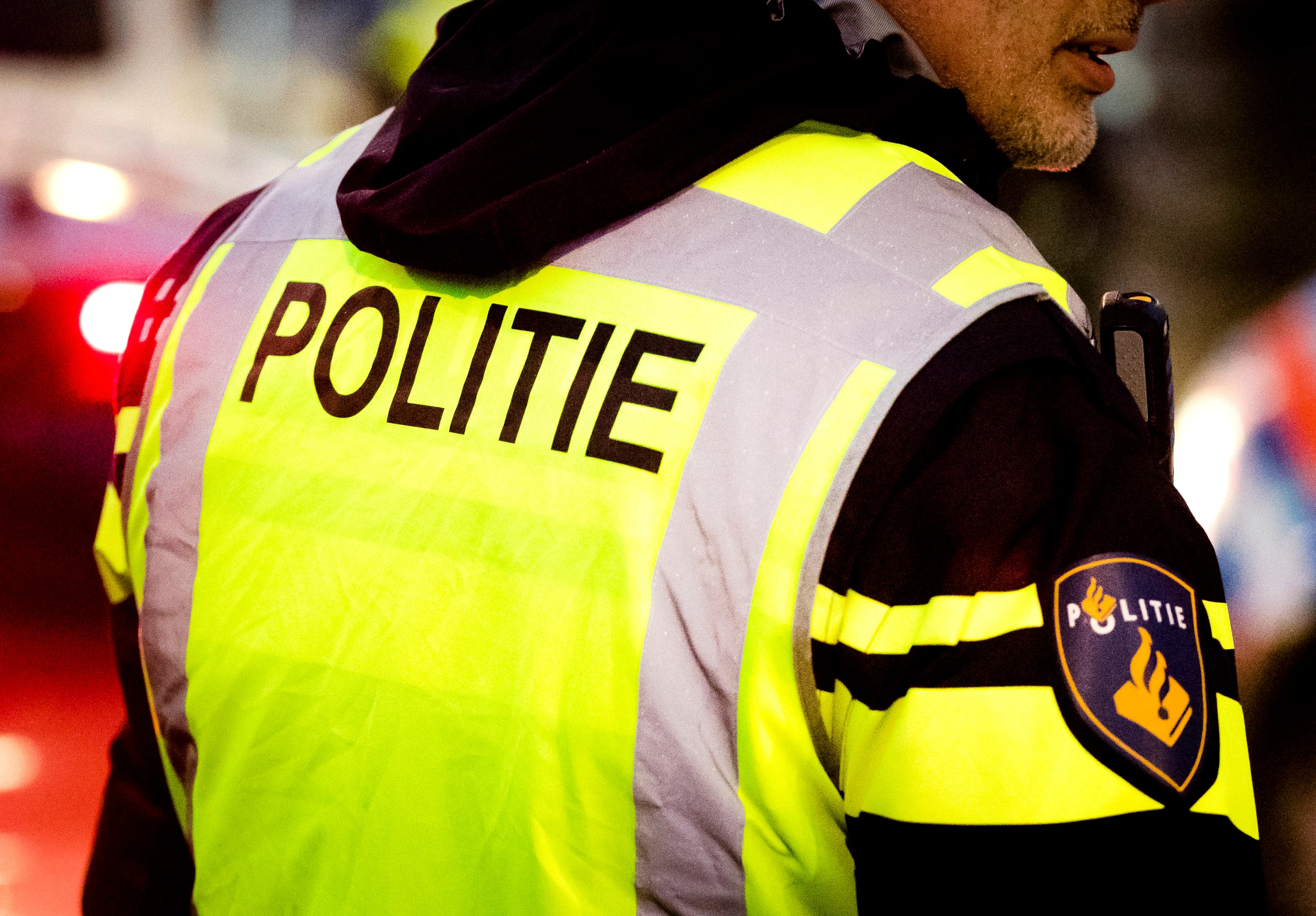 Eén slachtoffer bij schietpartij bij Amsterdams café, verdachte voortvluchtig