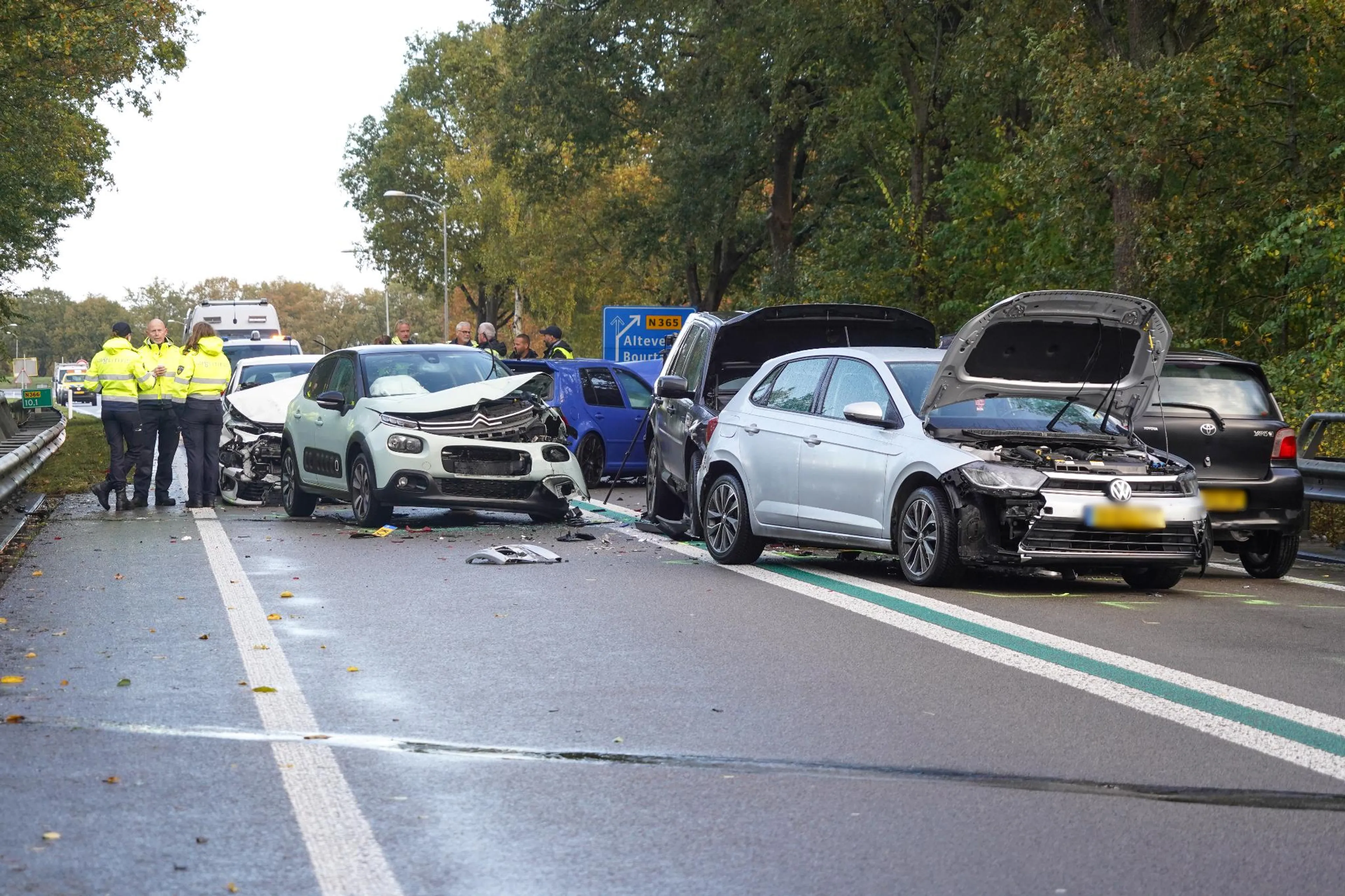 Groot ongeluk met minimaal tien voertuigen in Nieuwe Pekela, meerdere gewonden