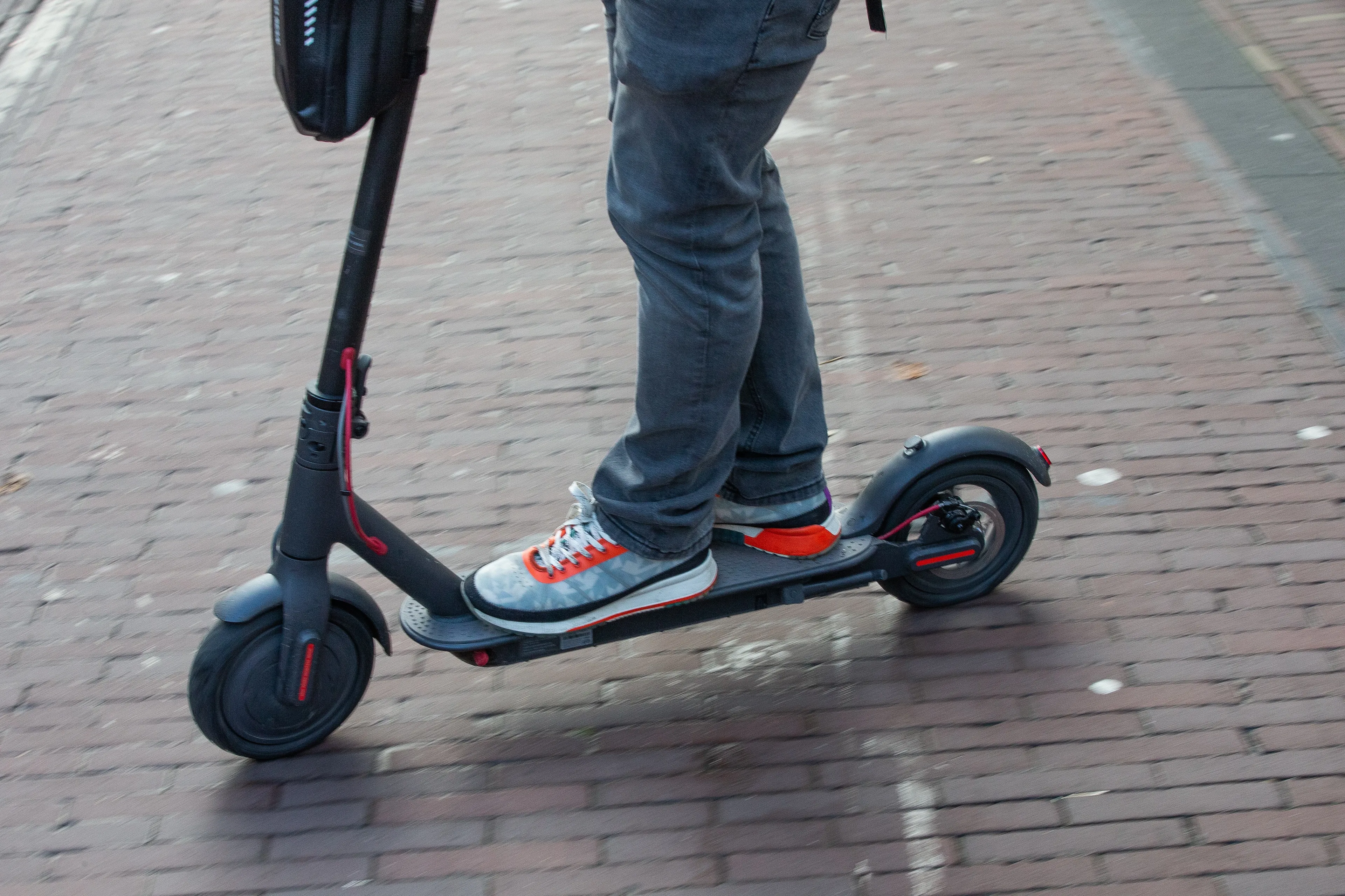 Jochie (10) in tranen nadat scooterjongens hem beroven van zijn step