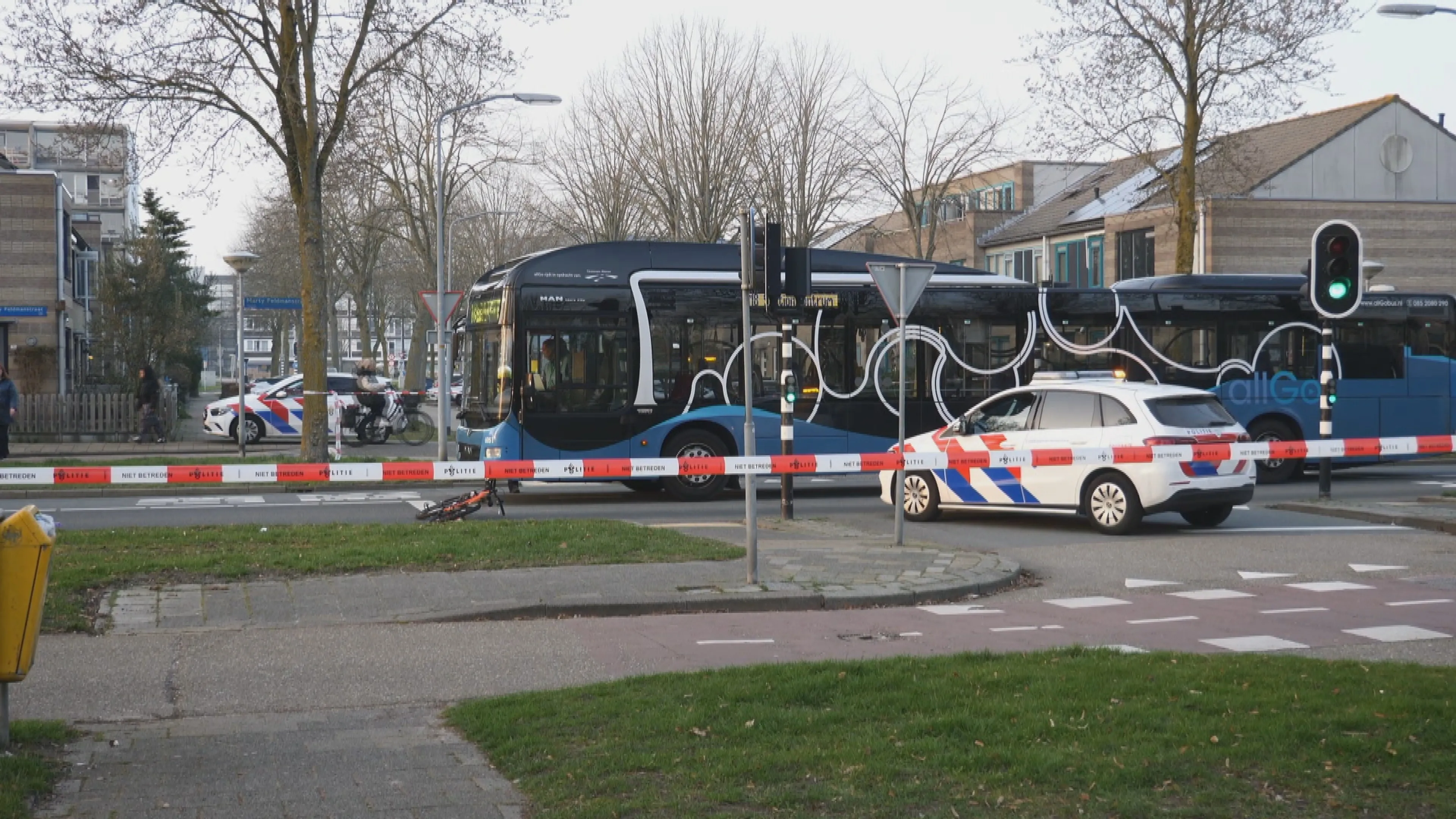 Kind op fiets gewond na aanrijding met stadsbus in Almere