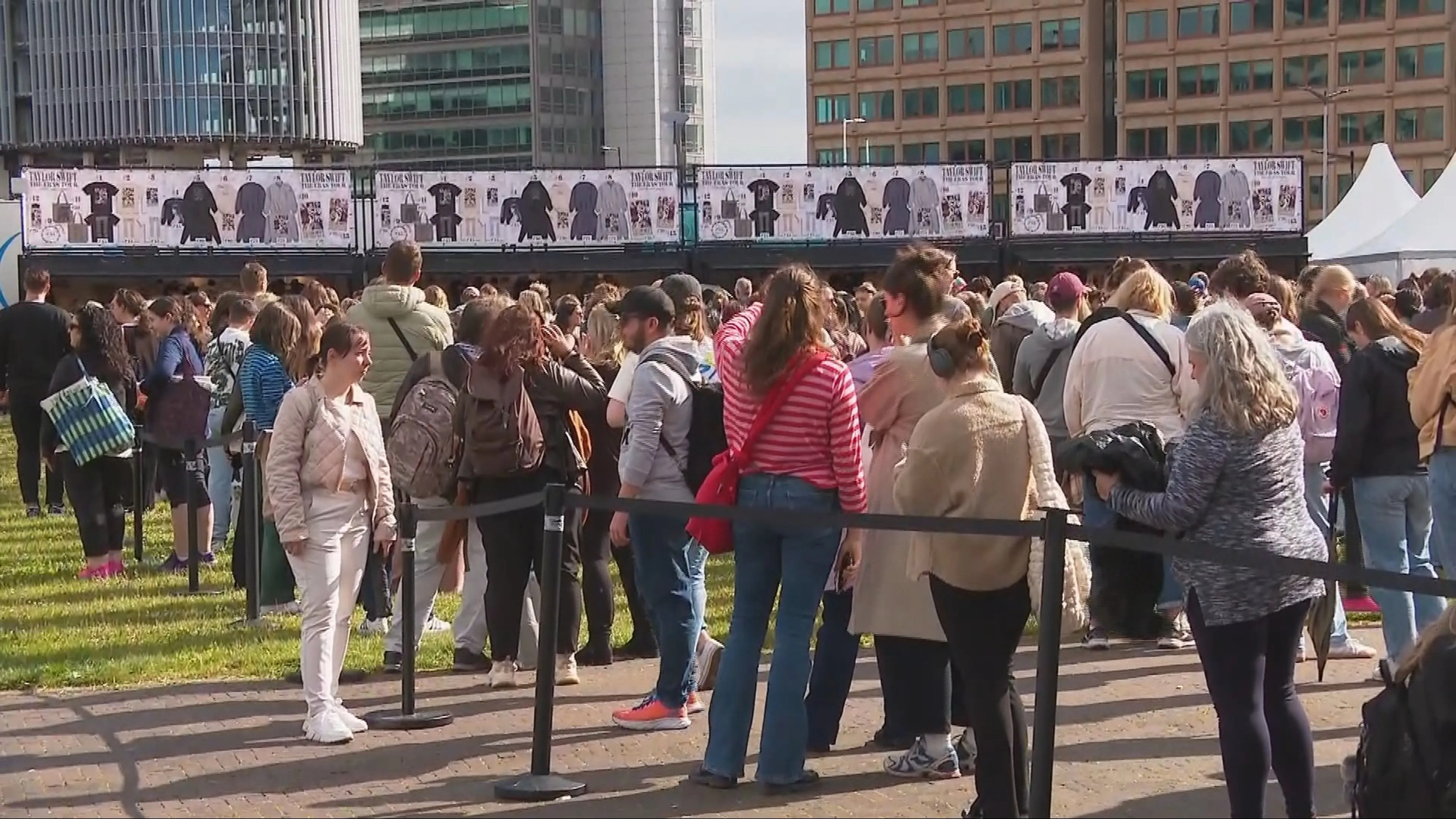 Duizenden fans in rij bij Amsterdam ArenA voor Taylor Swift-merchandise