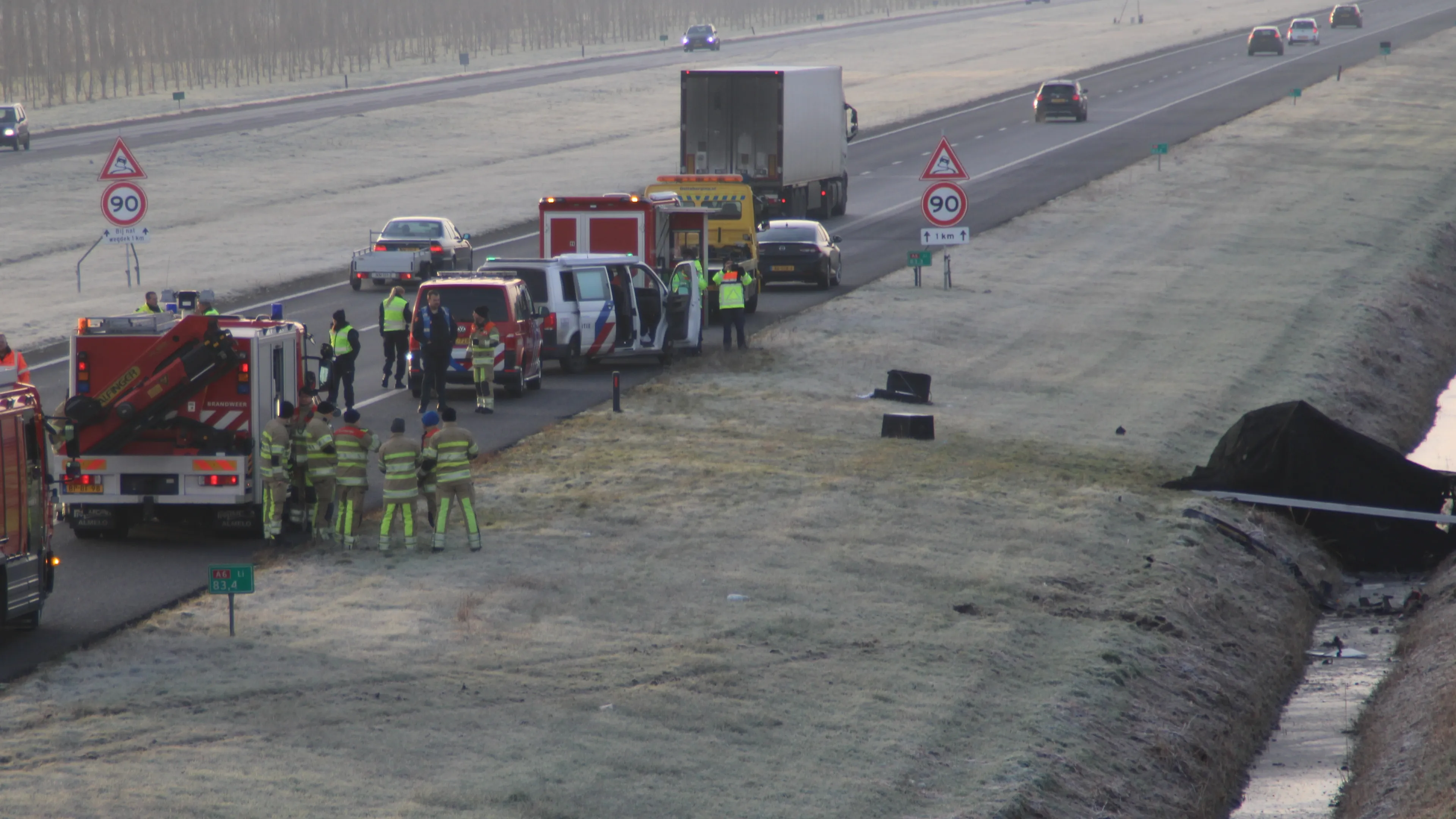 Twee doden bij ernstig ongeluk op de A6 bij Lelystad, auto in greppel beland