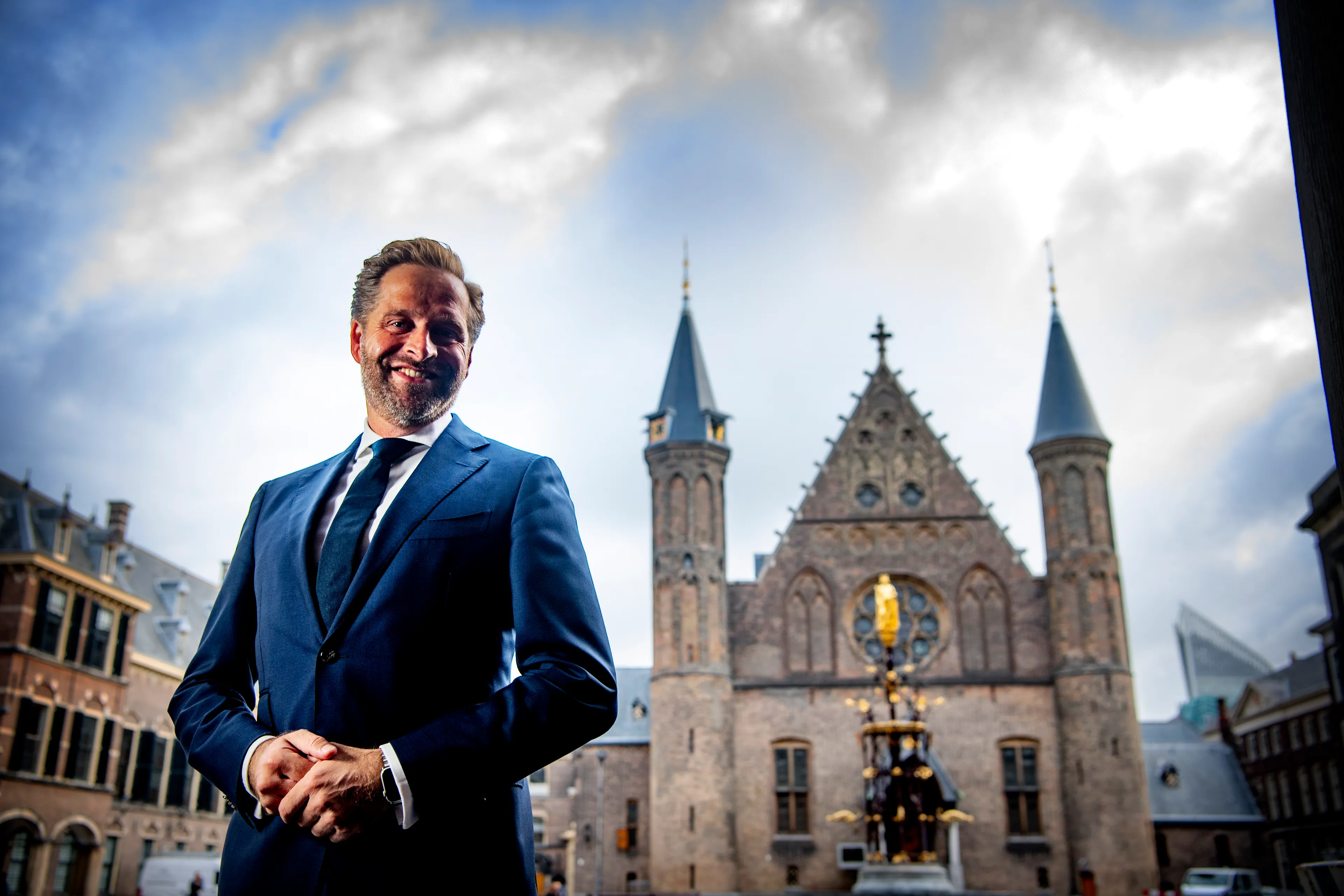 De Jonge wijst landelijk gebruik corona-polsbandjes niet van de hand